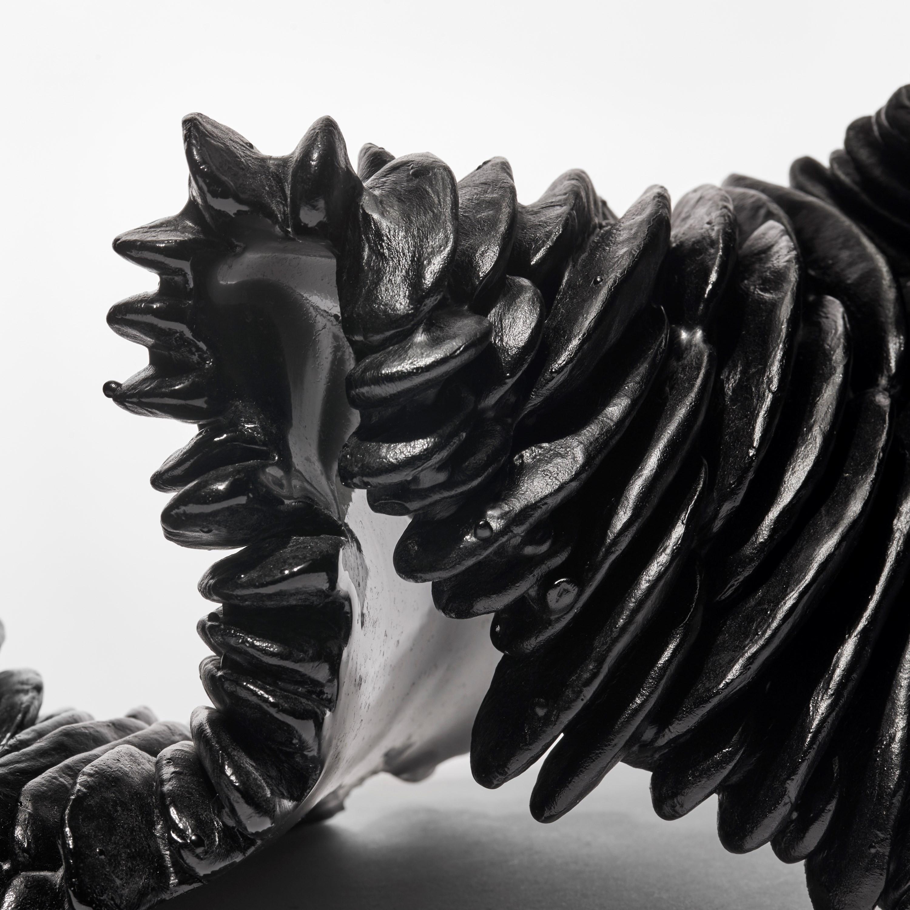 Schwarzes Lamellae, stehende, strukturierte Gussglasskulptur von Nina Casson McGarva (Gegossen) im Angebot