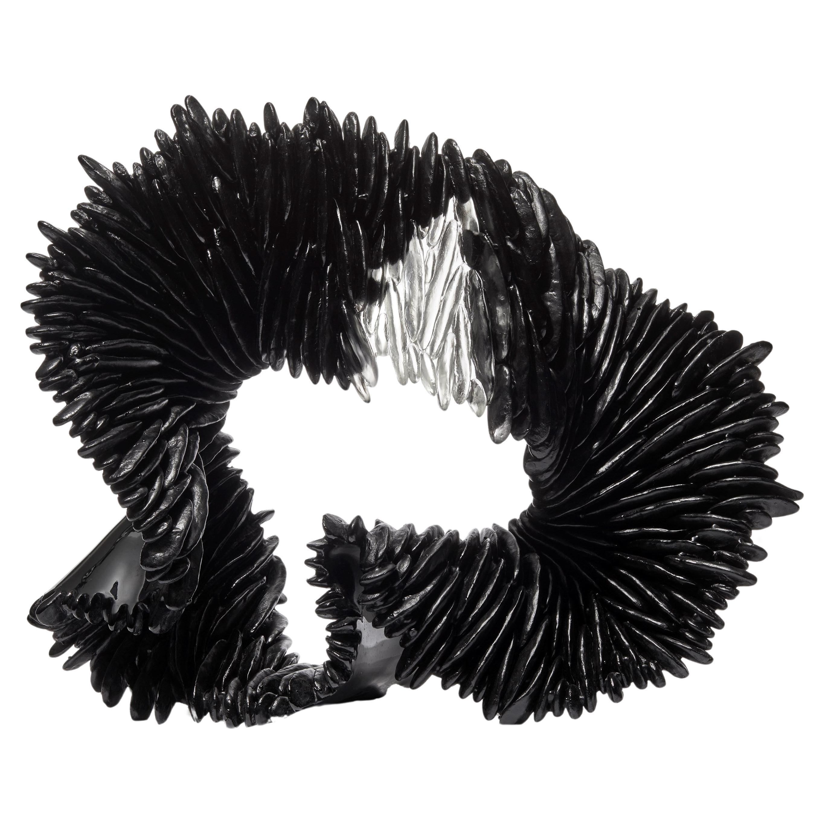  Schwarzes Lamellae, stehende, strukturierte Gussglasskulptur von Nina Casson McGarva