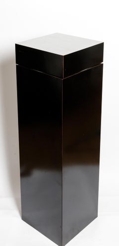 Pedestal de laminado negro y acero inoxidable con tapa giratoria