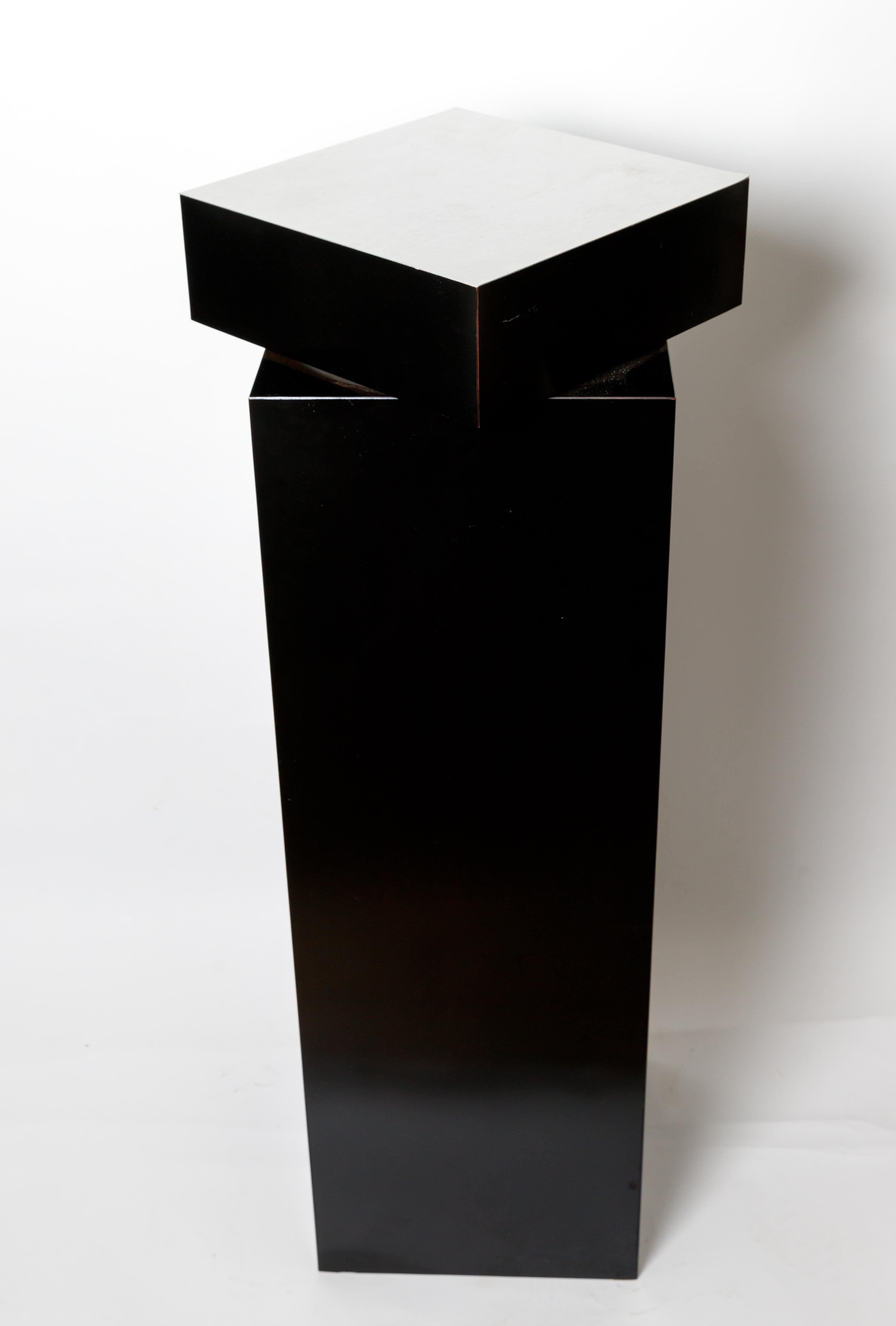 Schwarzer Sockel aus schwarzem Laminat und Edelstahl mit Drehplatte (Moderne der Mitte des Jahrhunderts) im Angebot
