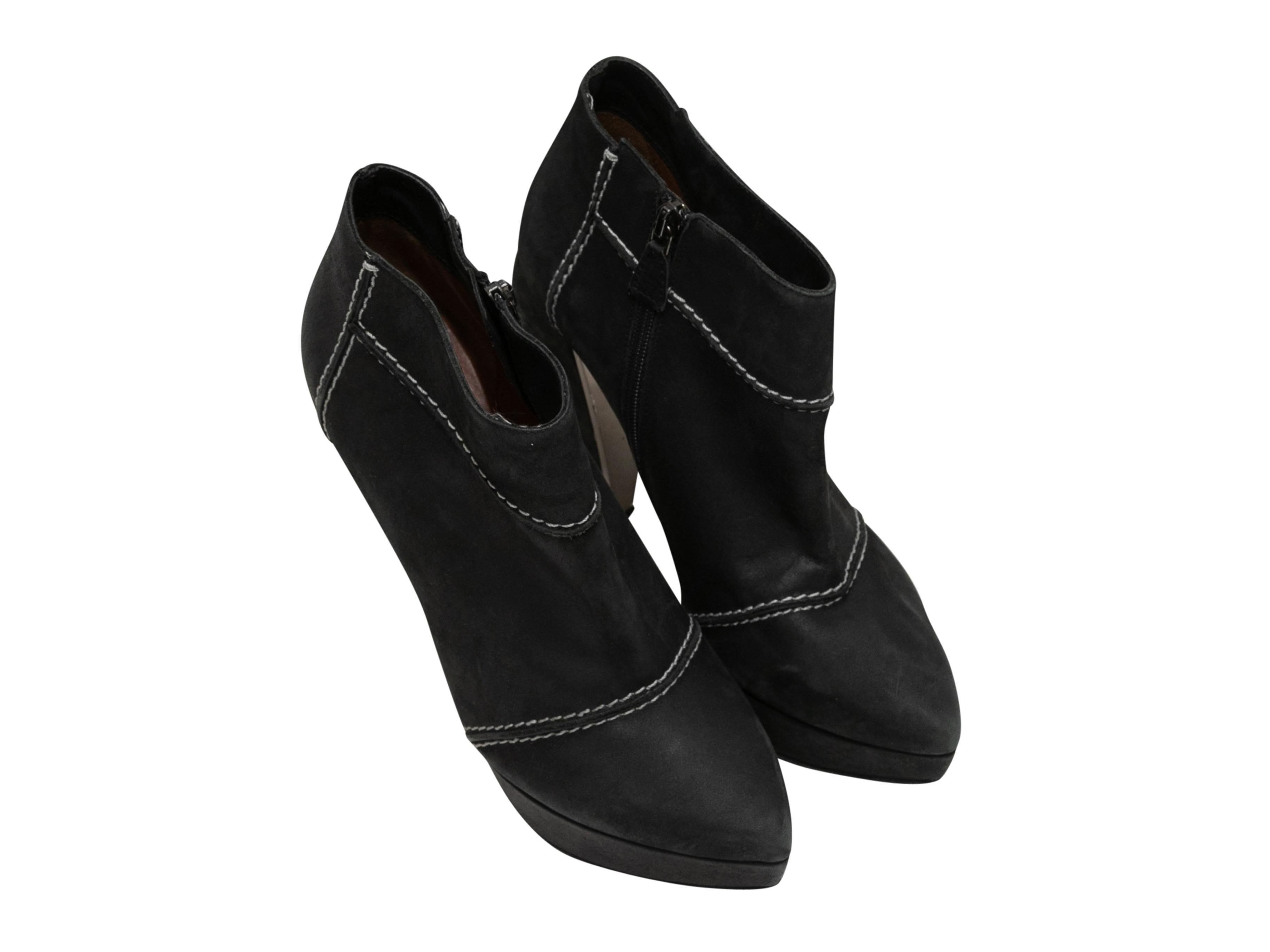 Stivaletti con tacco a punta in pelle scamosciata nera di Lanvin. Cuciture a contrasto su tutta la superficie. Tacchi coperti. Chiusura con zip ai lati interni. Altezza gambo 3,5