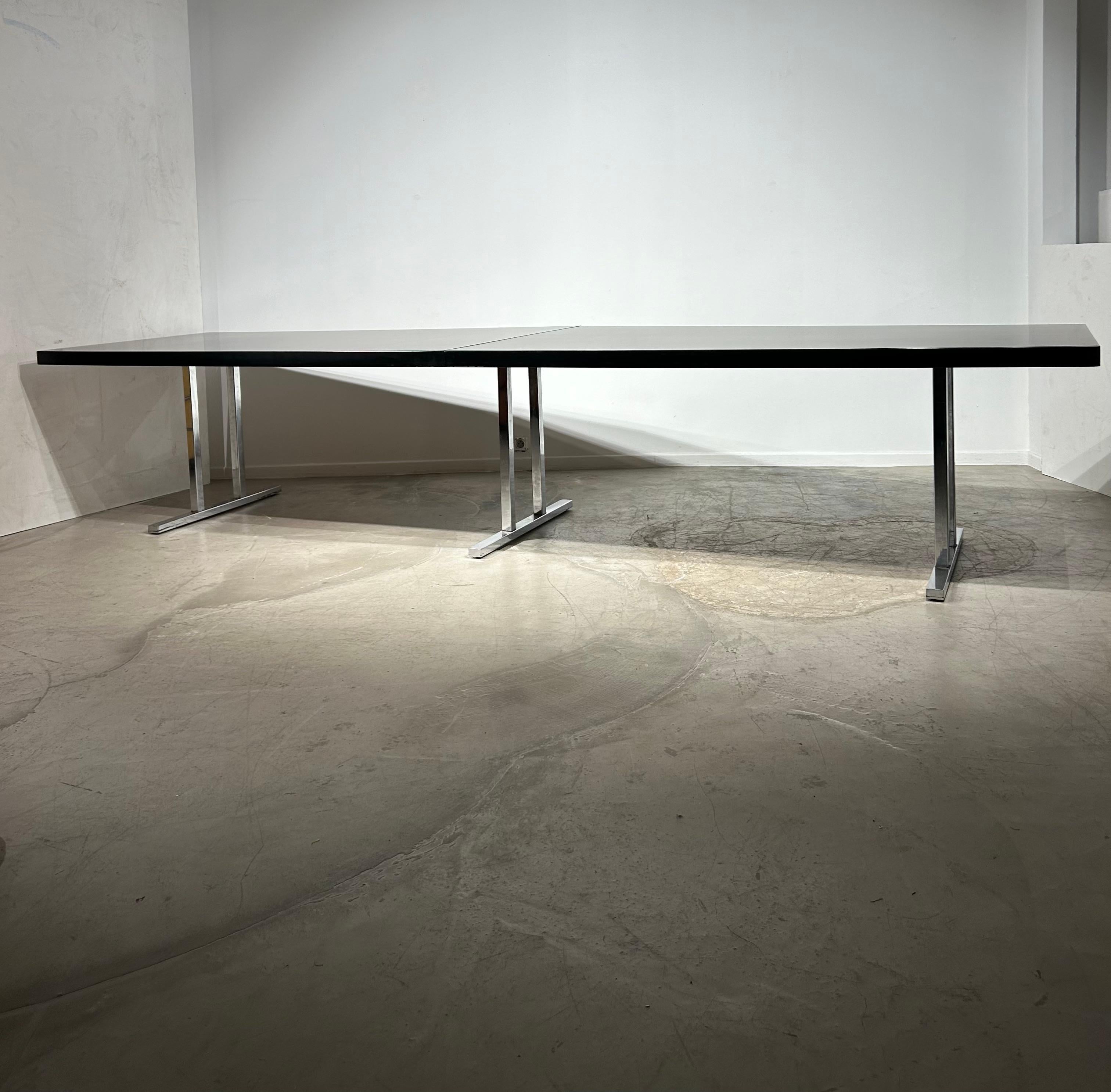 Grande table de salle à manger / de conférence noire pour Kondor. La partie supérieure est en deux parties.