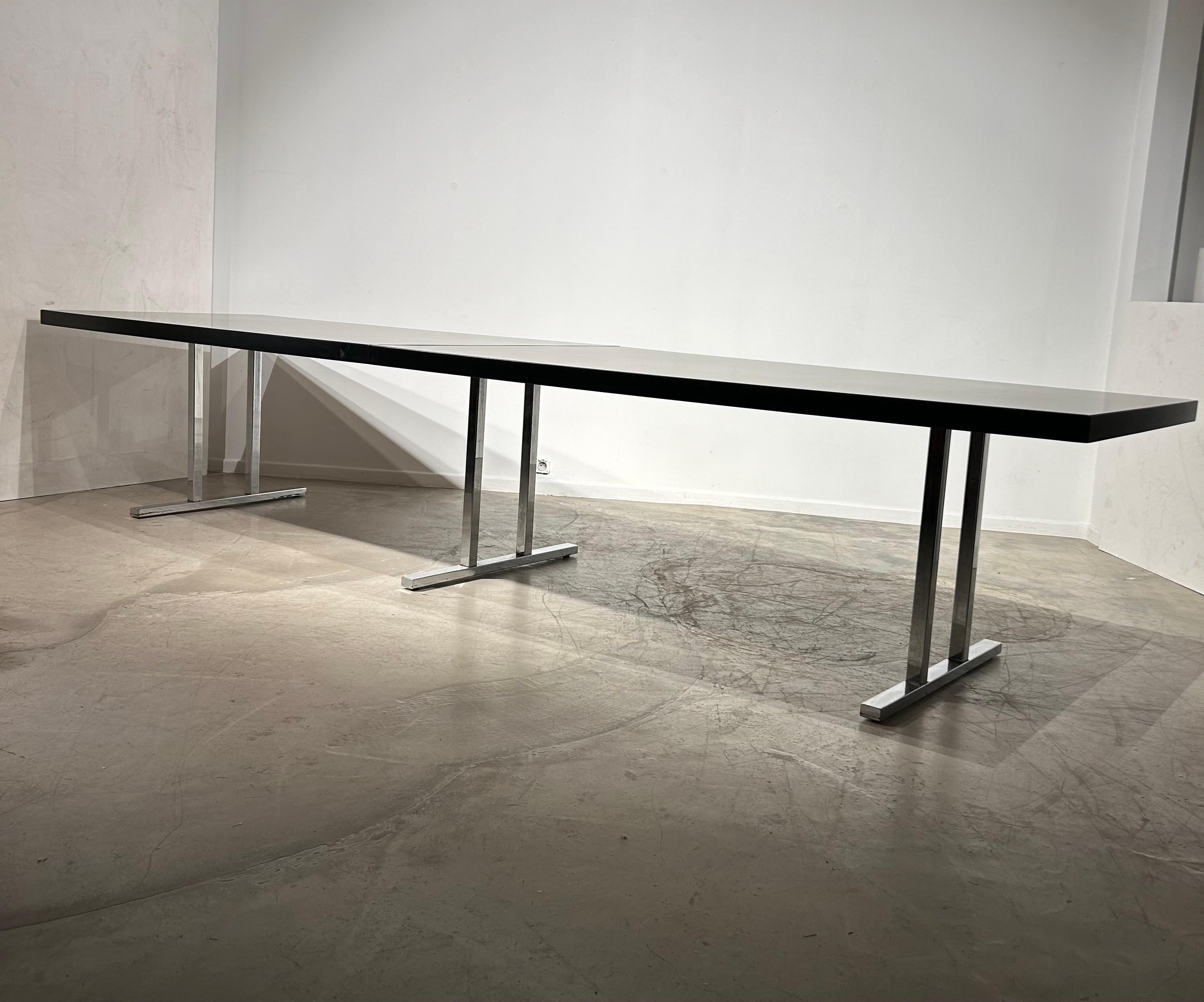 Mid-Century Modern Grande table de conférence/de salle à manger noire pour Kondor en vente
