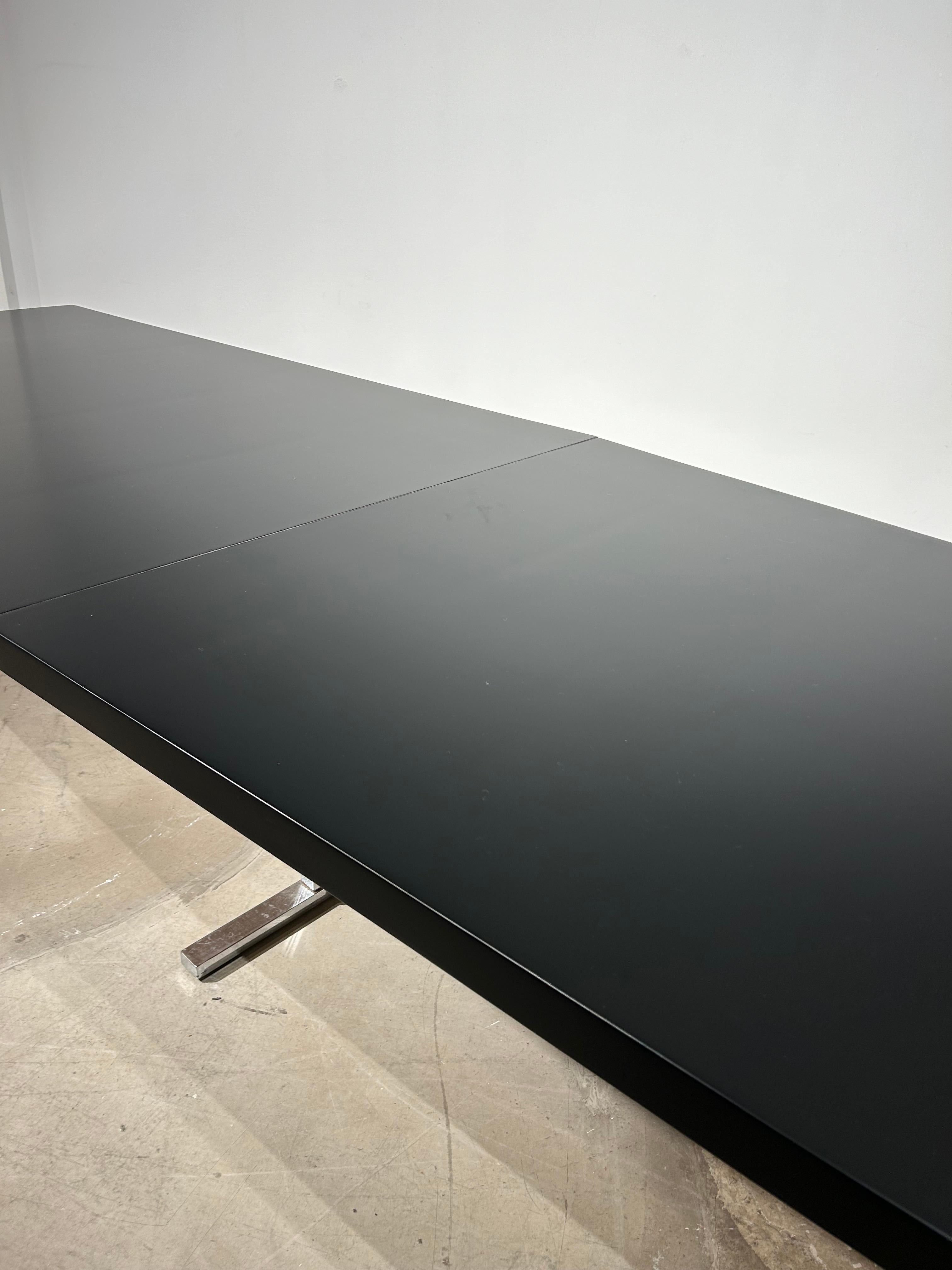 Grande table de conférence/de salle à manger noire pour Kondor en vente 1