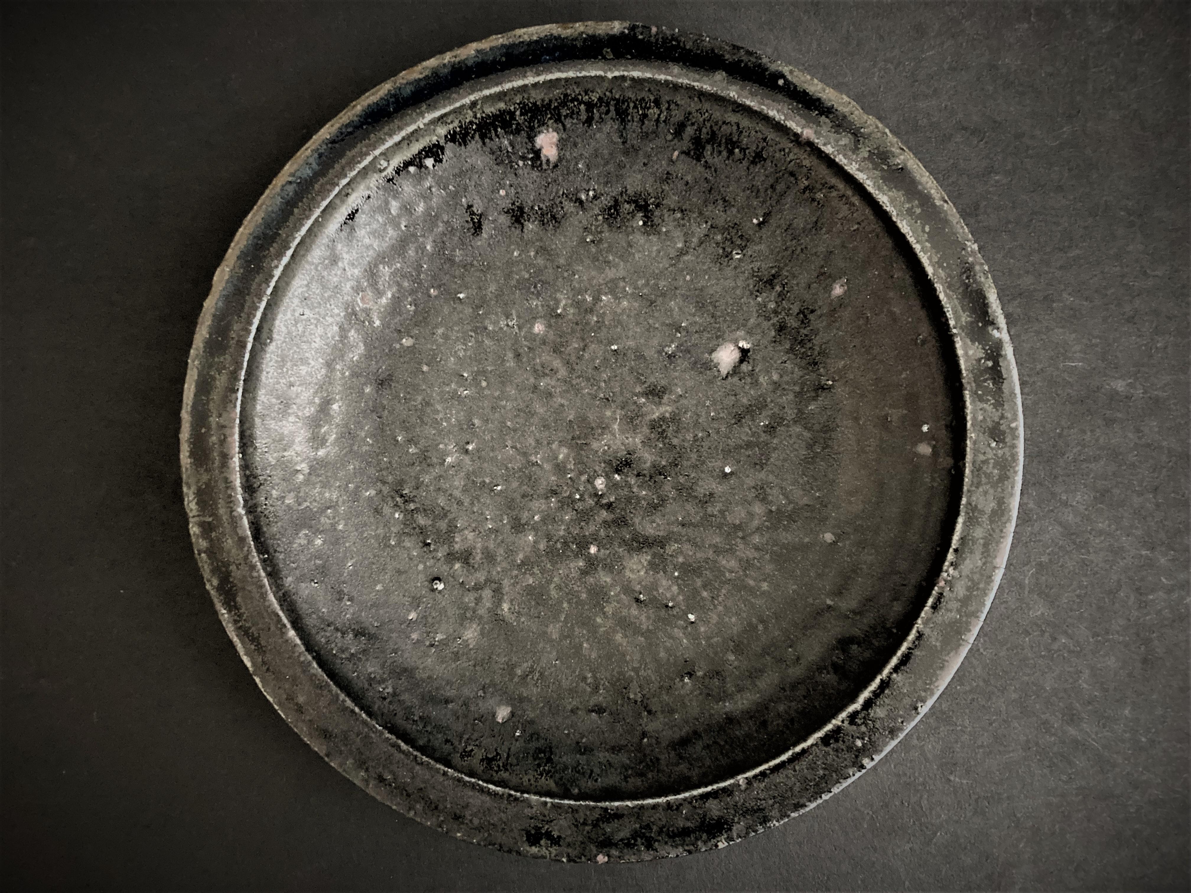 Black large plate by Toru Hatta
Limited Edition of 2
Dimensions: Diameter 32 x H 5.5 cm
Material: Handmade Ceramic. 


Toru Hatta was both in Kanazawa in 1977. His love of antiques and old wares lends influence to his ancient and