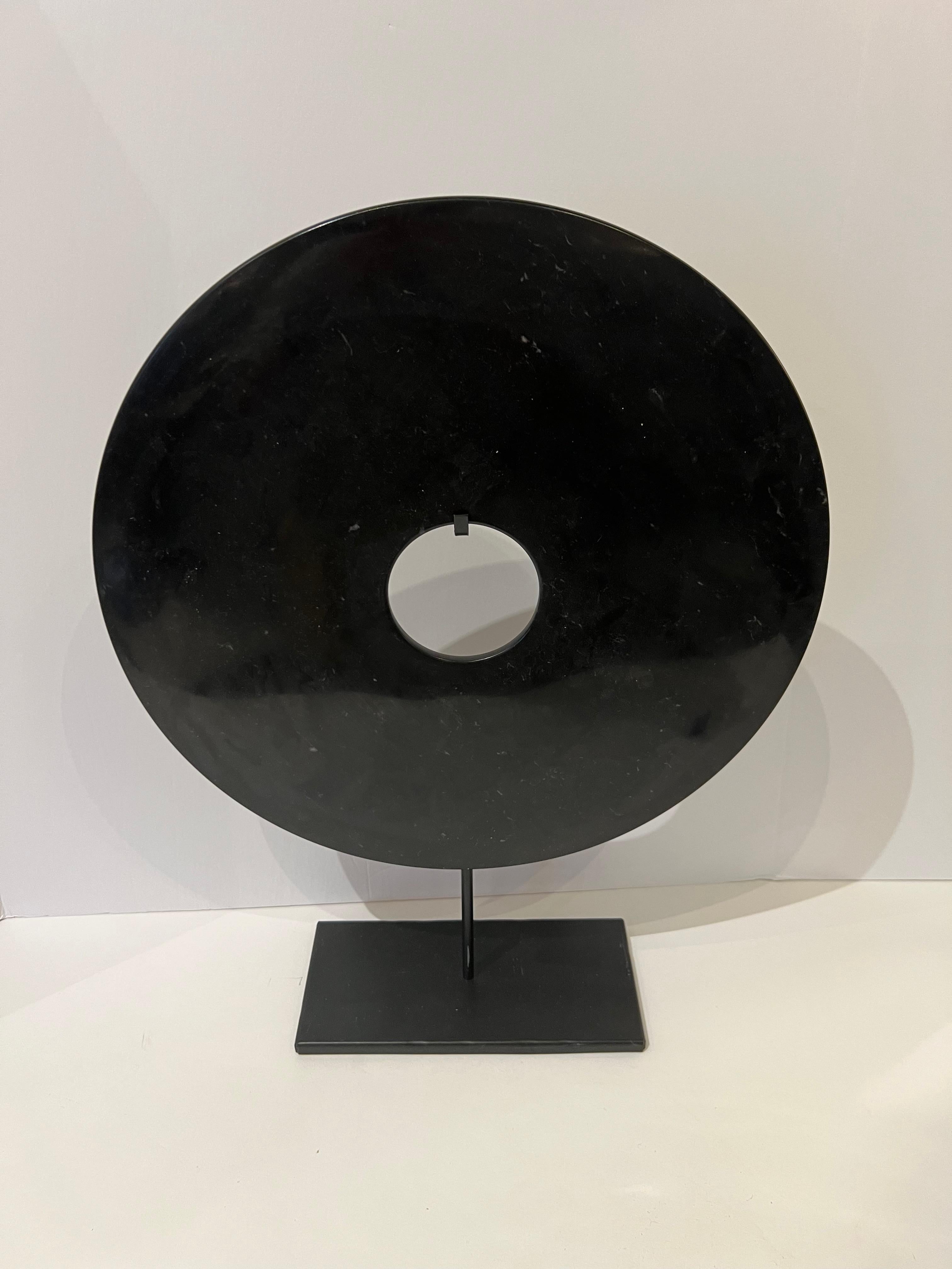 Sculpture chinoise contemporaine de grande taille en forme de disque en jade noir lisse sur socle en métal.
Egalement disponible en blanc ( S6451 )
Mesures du stand  9