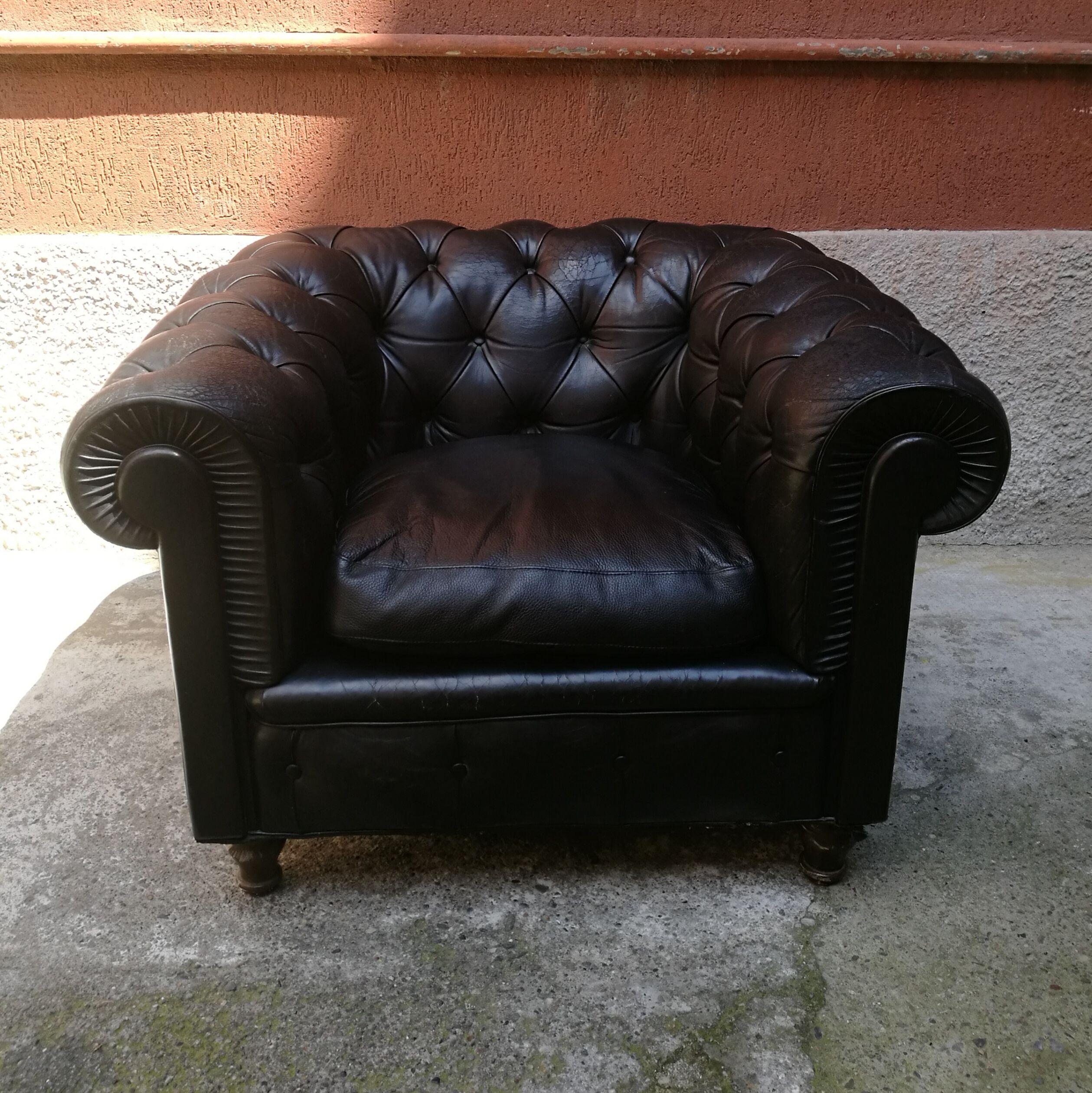 Black leather Italian Chester Poltrona Frau original armchairs from 1960 period
One beautiful 1960 period armchair, from the Italian company Poltrona Frau, Chester model.
This armchair its original from the 1960 and have the original metal label