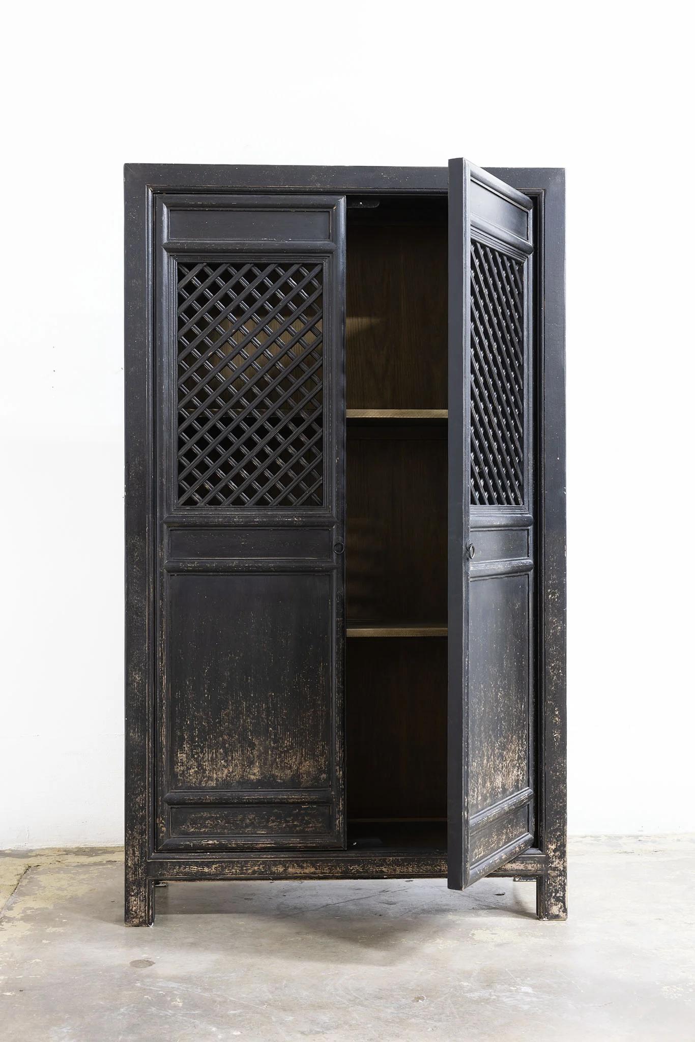 ARMARIO DE REJILLA NEGRO DE 2 PUERTAS
Este singular armario de celosía, fabricado a mano con pino macizo recuperado y un acabado envejecido, captura la auténtica pátina de la edad y el desgaste del tiempo.
Dimensiones totales: 48 