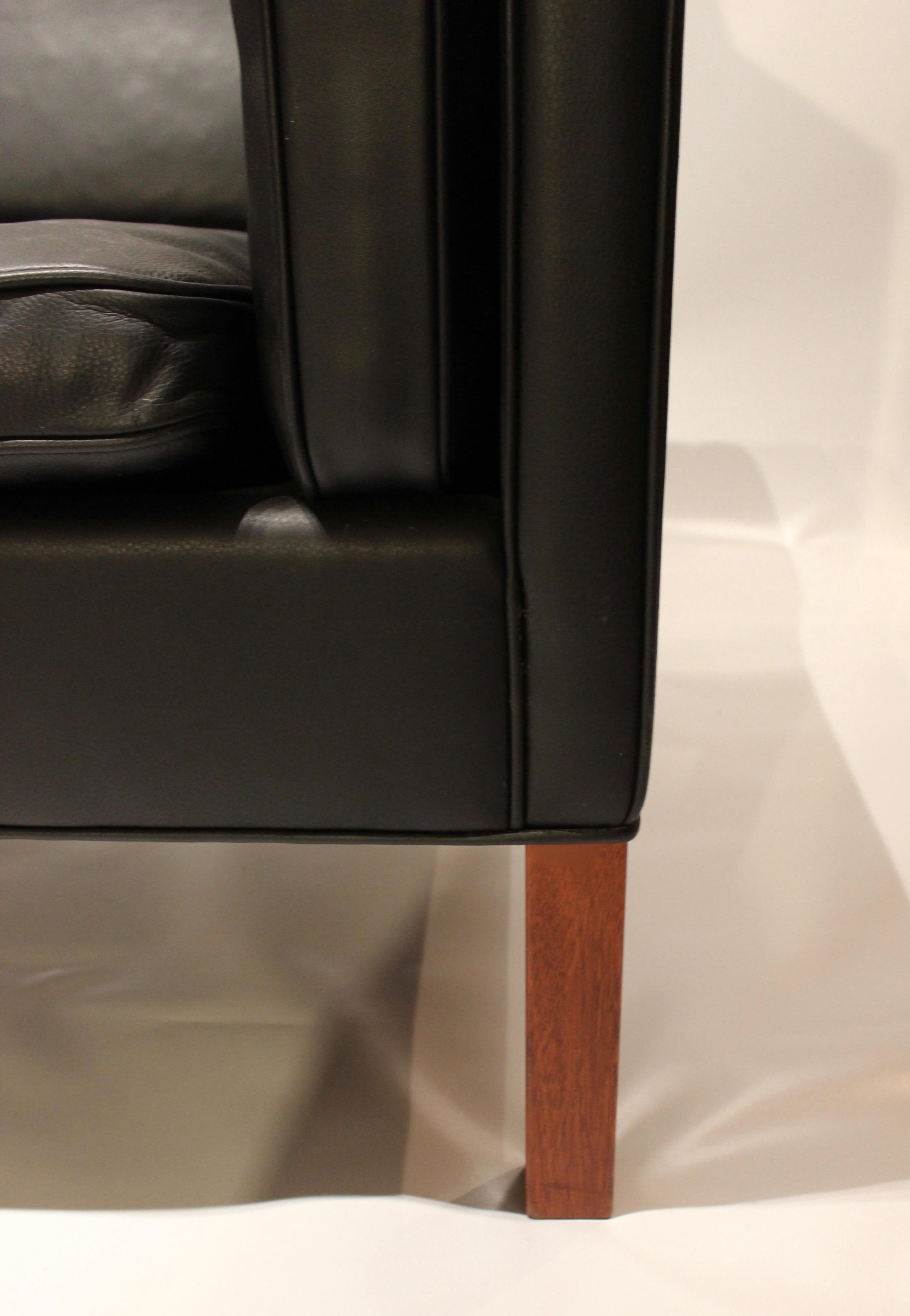 Scandinavian Modern Black Leather 2-Seat Sofa with Legs of Mahogany, Model 2212, by Børge Mogensen