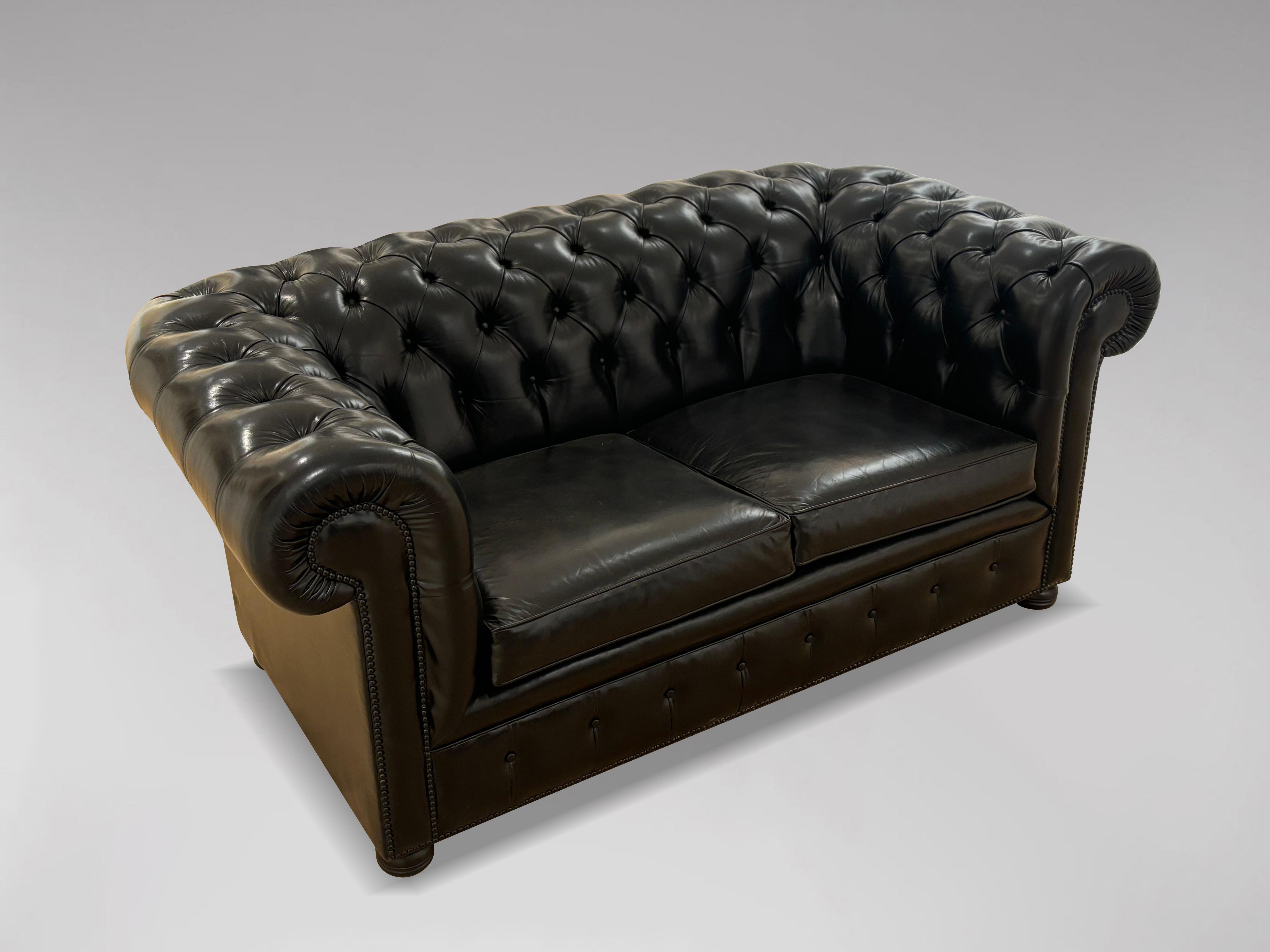 Britannique Canapé Chesterfield 2 places en cuir noir en vente