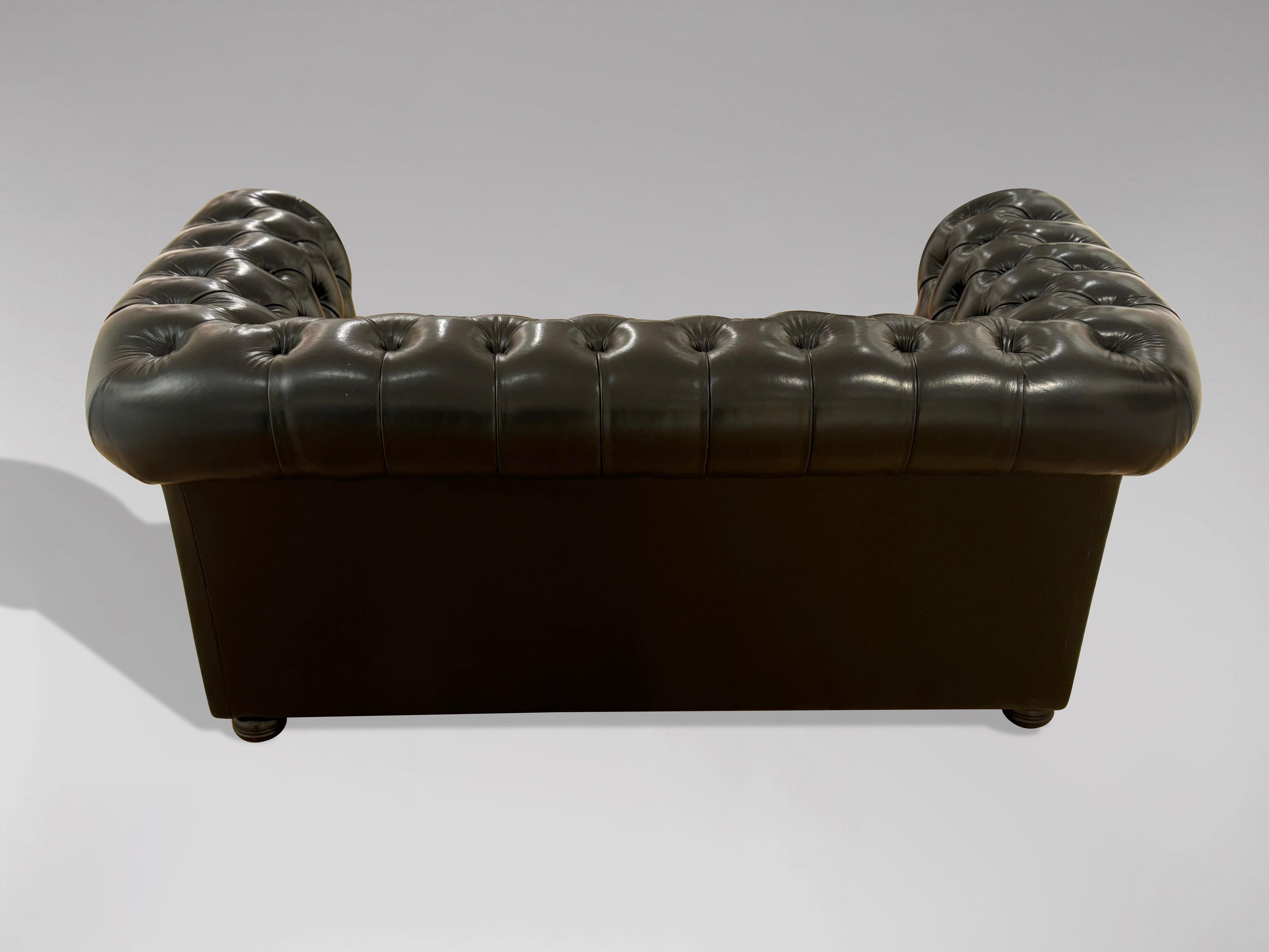 Canapé Chesterfield 2 places en cuir noir Bon état - En vente à Petworth,West Sussex, GB