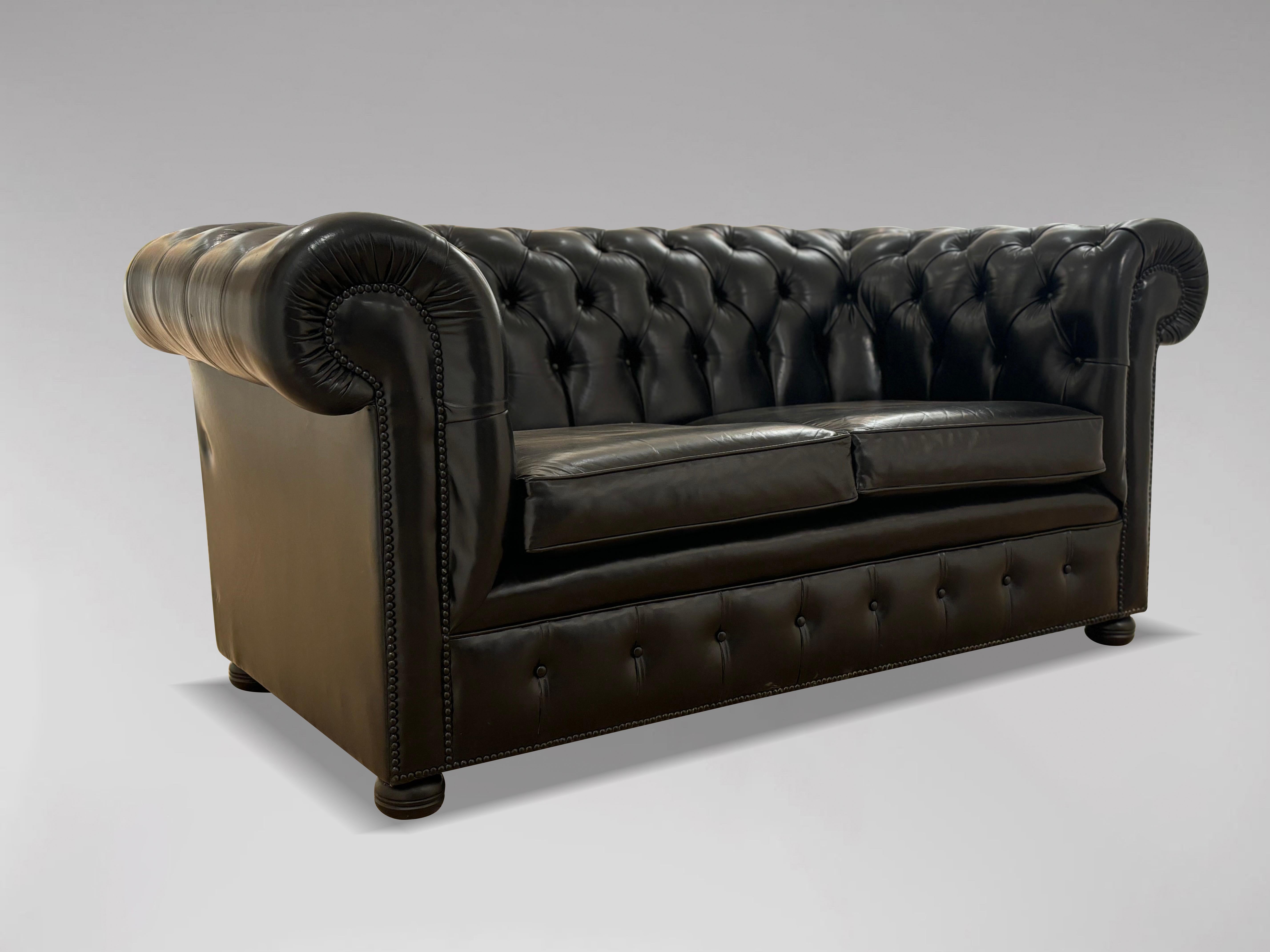 20ième siècle Canapé Chesterfield 2 places en cuir noir en vente