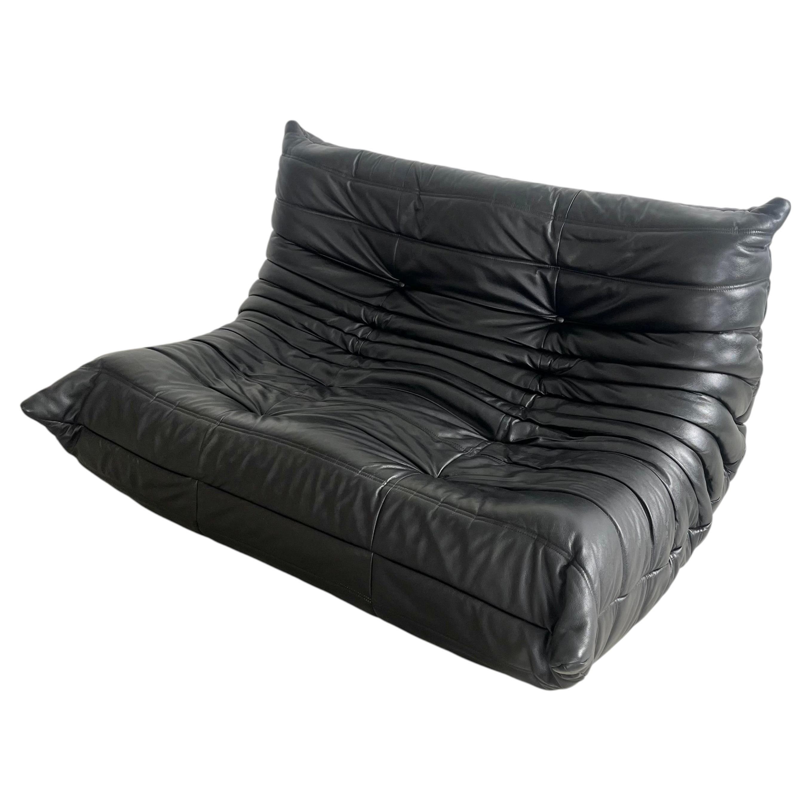 Canapé « Togo » 2 places en cuir noir de Ligne Roset, France, années 1980 en vente