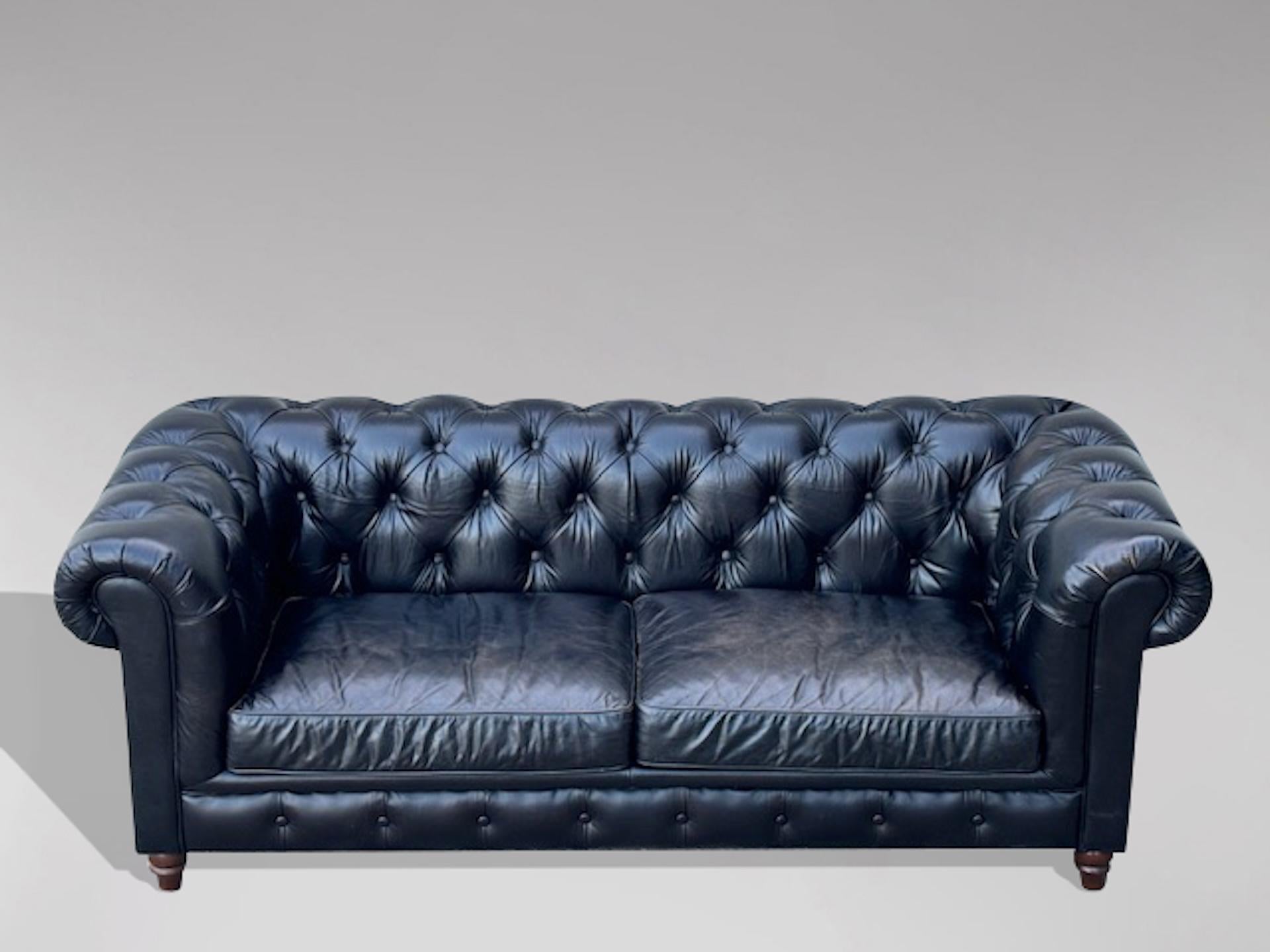 Britannico Divano Chesterfield a 3 posti in pelle nera in vendita