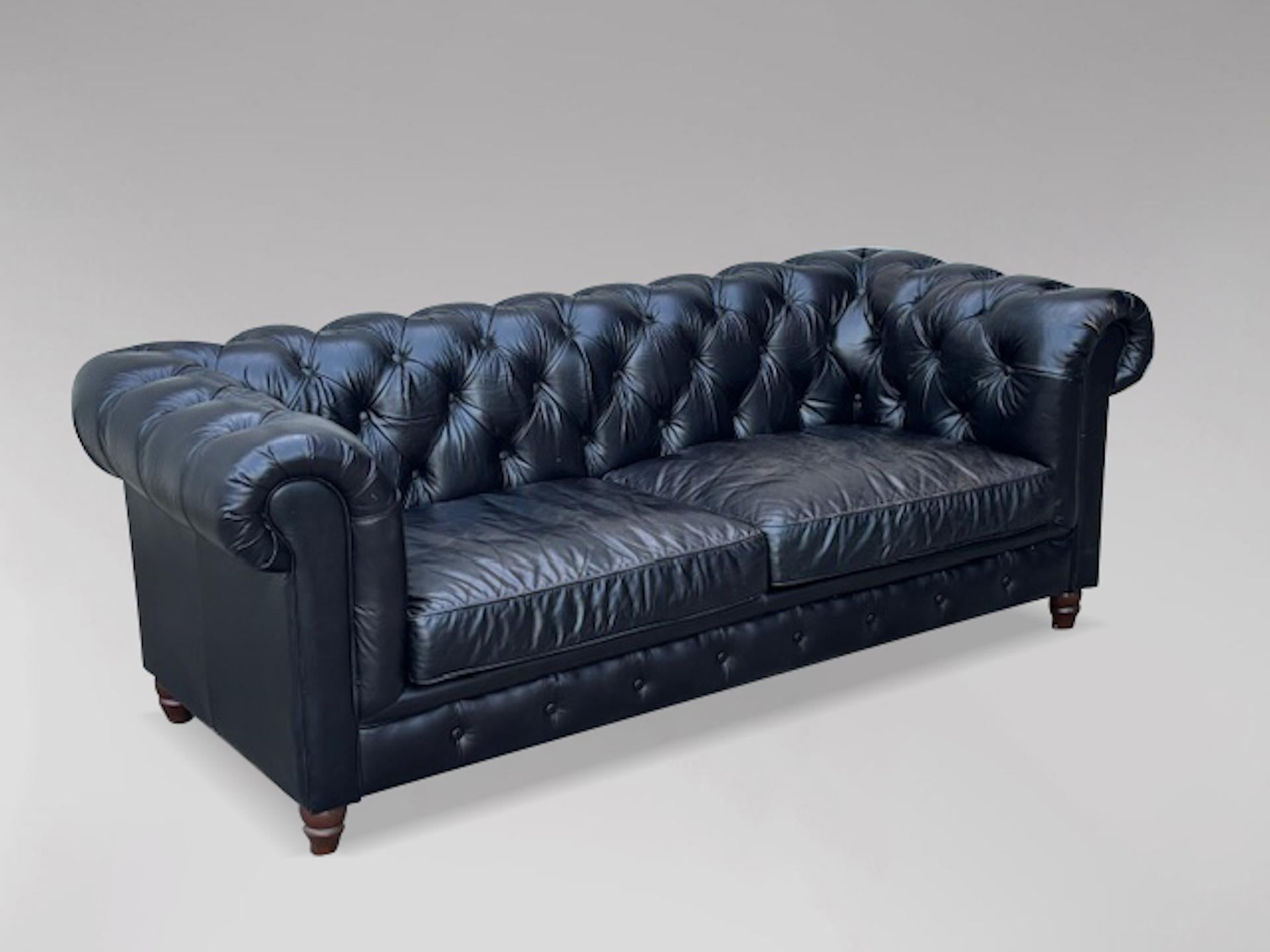 Divano Chesterfield a 3 posti in pelle nera In condizioni buone in vendita a Petworth,West Sussex, GB