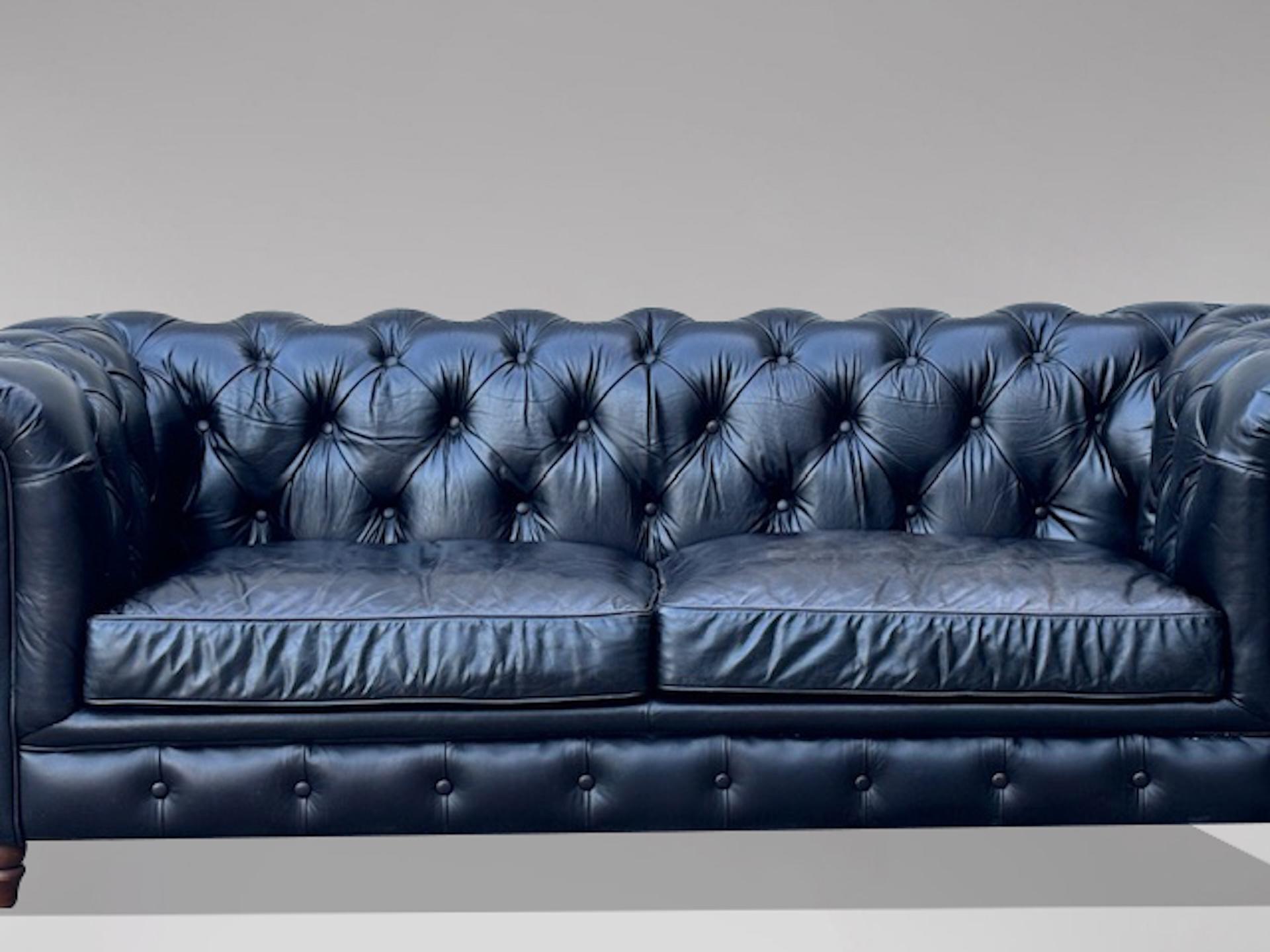 XX secolo Divano Chesterfield a 3 posti in pelle nera in vendita