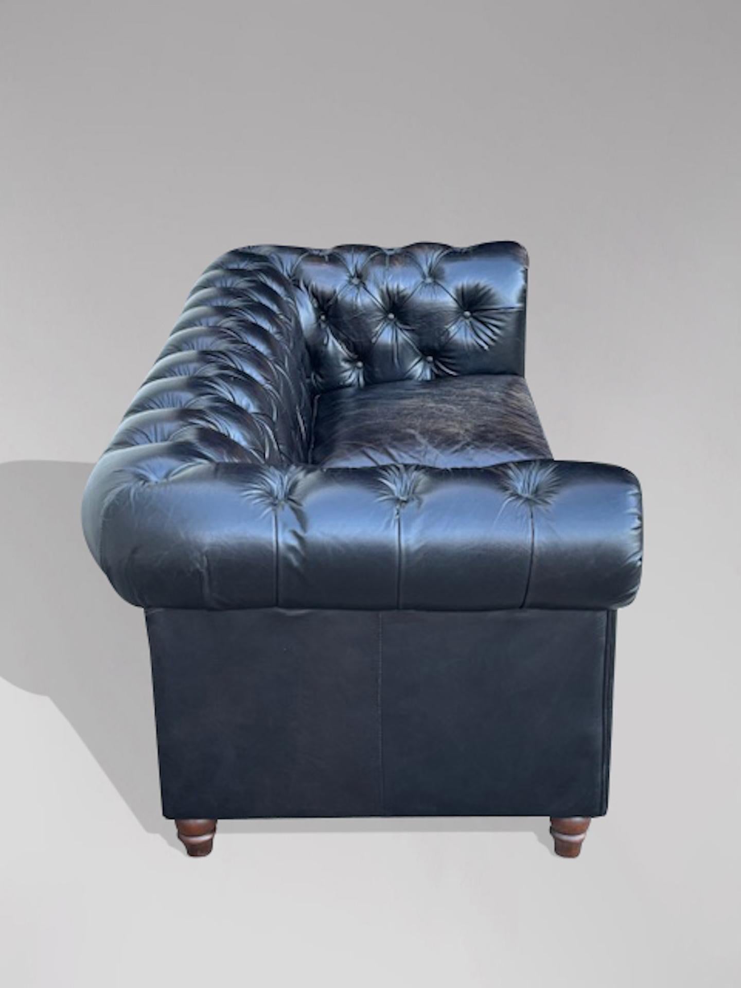 Divano Chesterfield a 3 posti in pelle nera in vendita 1