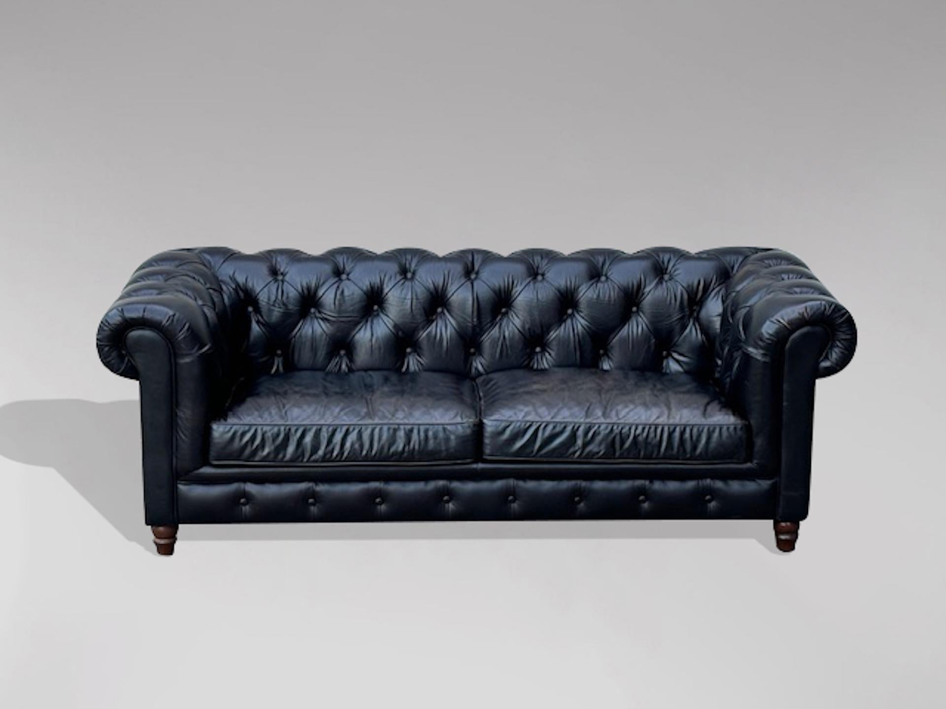 Divano Chesterfield a 3 posti in pelle nera in vendita 2