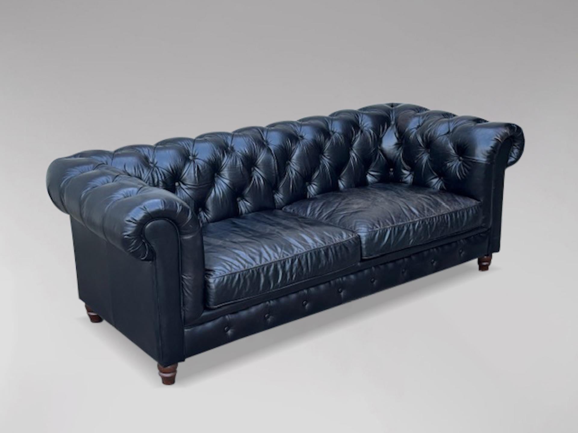 Divano Chesterfield a 3 posti in pelle nera in vendita 3