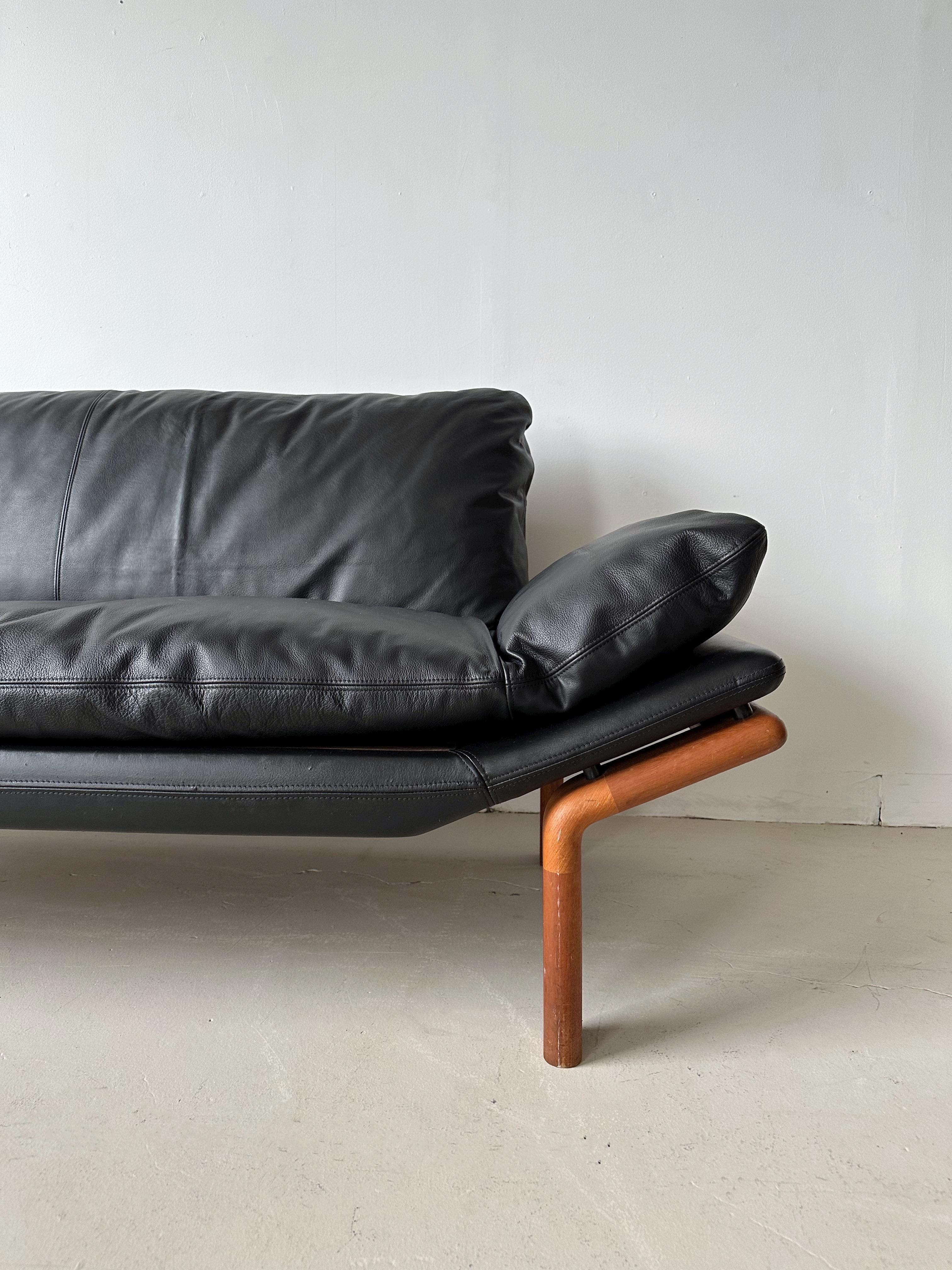 Black Leather 3 Seater Sofa with Solid Teak Frame by Komfort Randers Mobelfabrik, 70's

//

Dimensions:
81”W x 31”D x 31”H

seat width 57