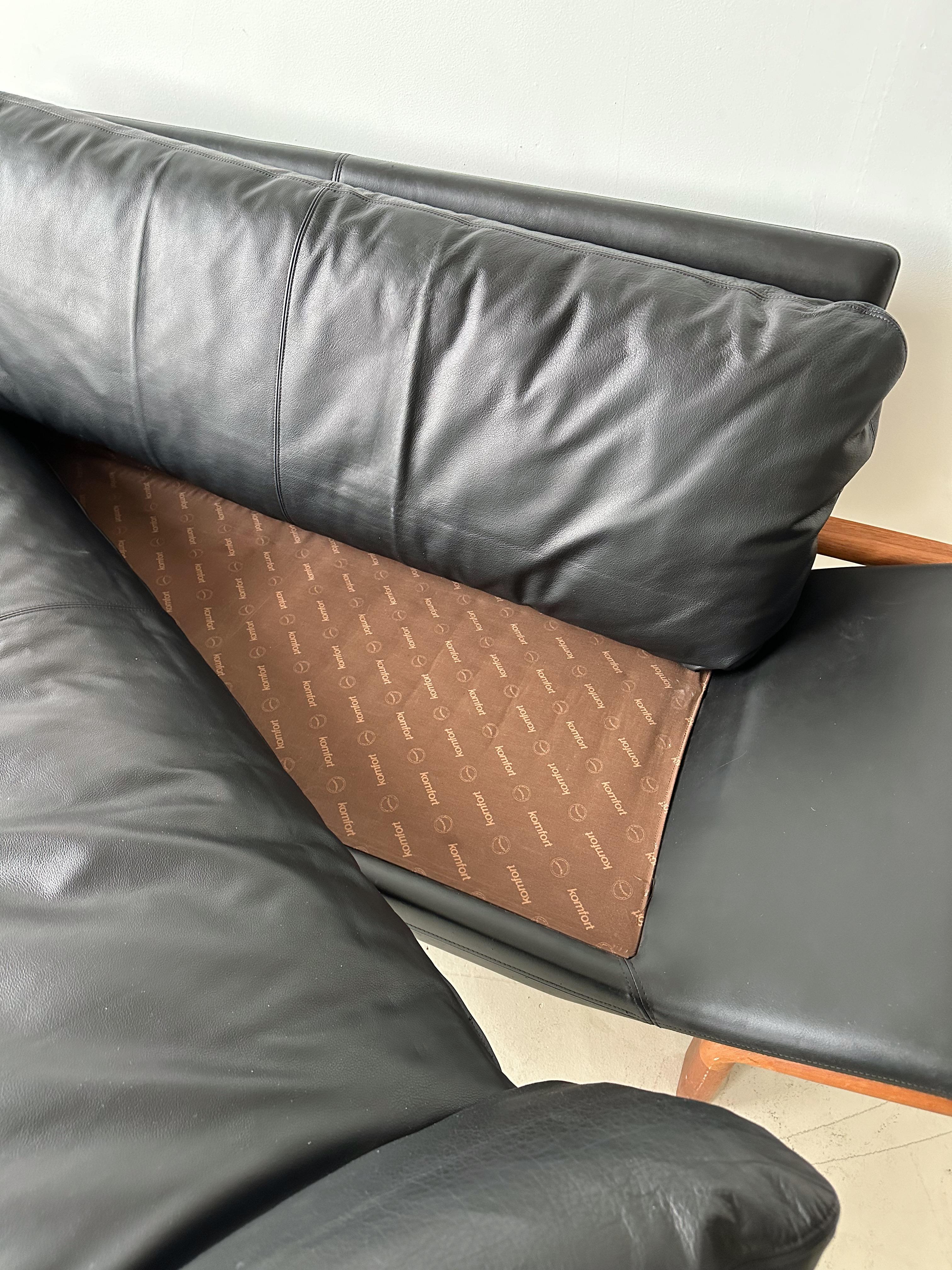 Schwarzes 3sitzer-Sofa aus Leder mit massivem Teakholzgestell von Komfort Dänemark im Zustand „Gut“ im Angebot in Outremont, QC