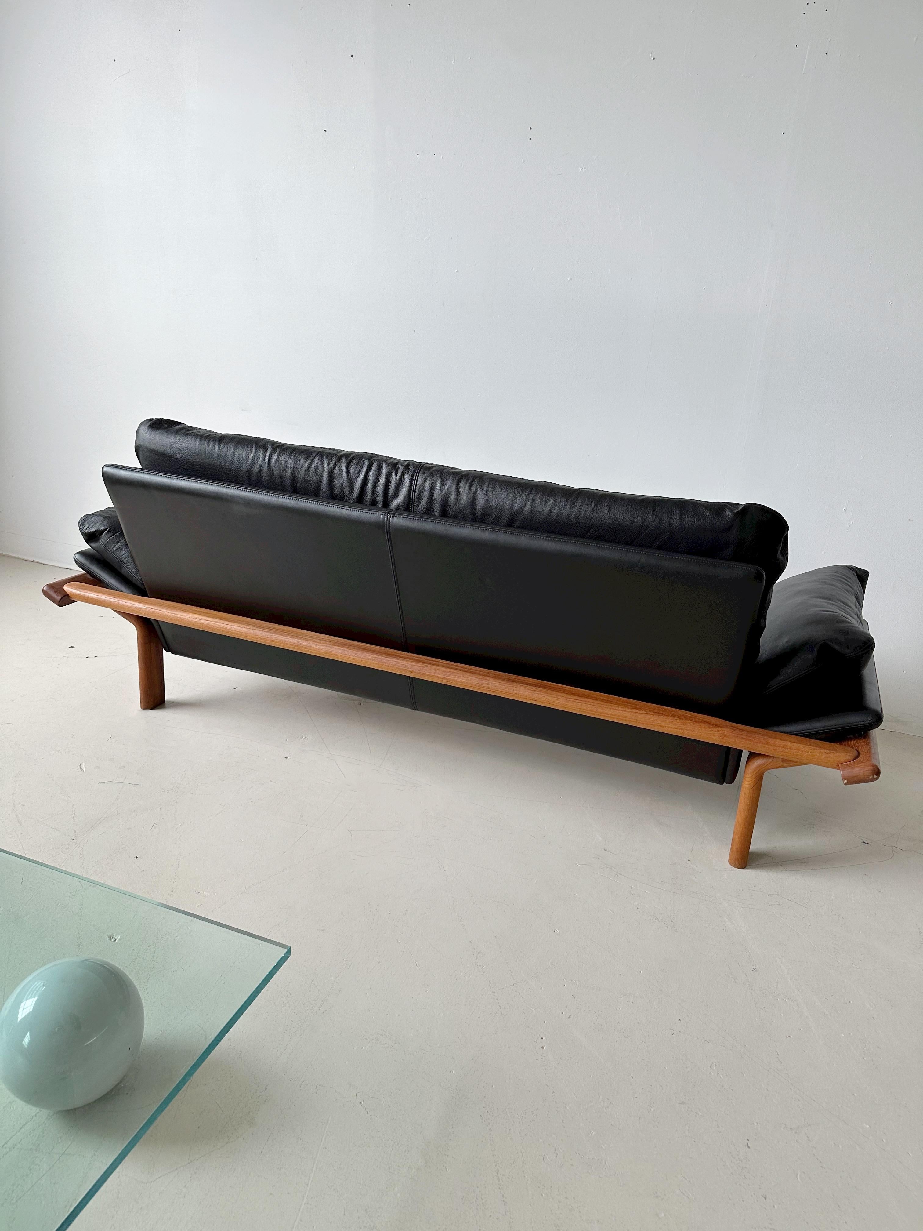 Schwarzes 3sitzer-Sofa aus Leder mit massivem Teakholzgestell von Komfort Dänemark (Ende des 20. Jahrhunderts) im Angebot