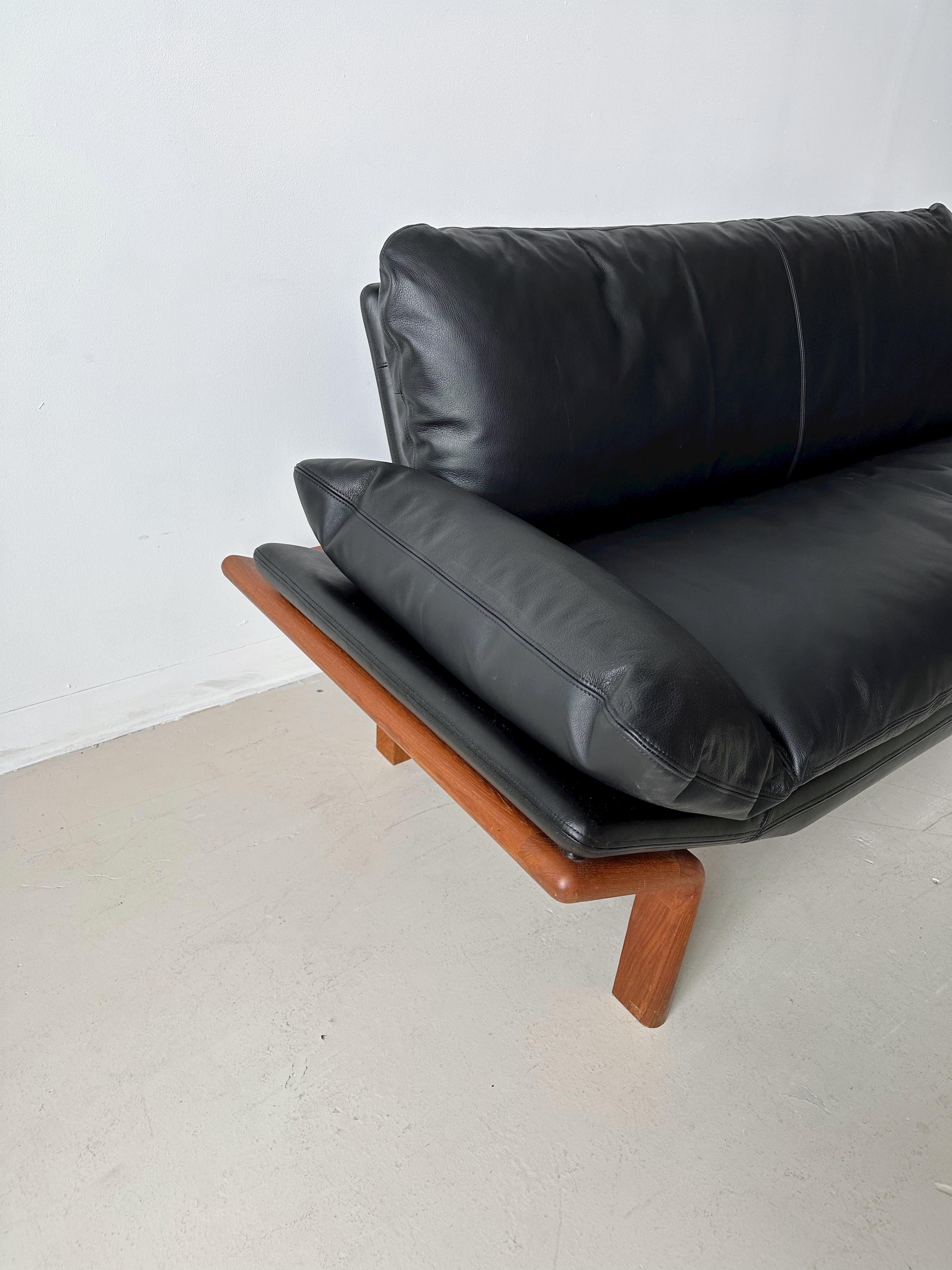 Black Leather 3 Seater Sofa with Solid Teak Frame by Komfort Denmark For Sale 1