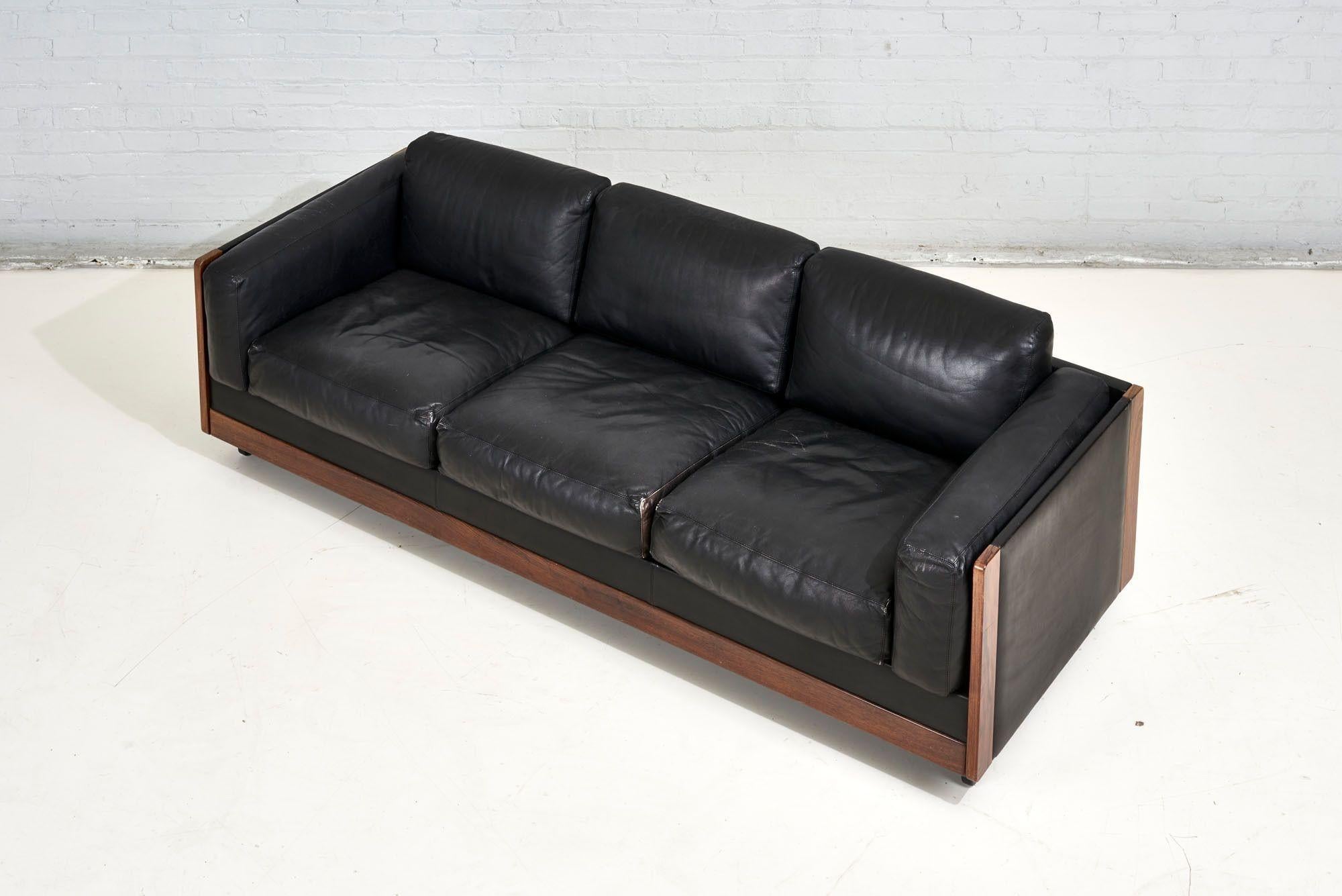 American Black Leathe/Rosewood “920 Sofa”, Afra & Tobia Scarpa for Cassina, Italy 1960 For Sale