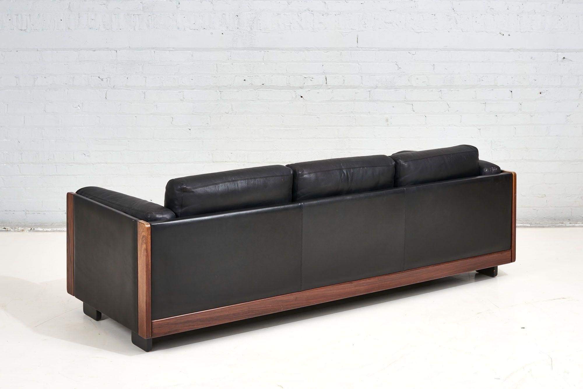 Black Leathe/Rosewood “920 Sofa”, Afra & Tobia Scarpa for Cassina, Italy 1960 In Good Condition For Sale In Chicago, IL