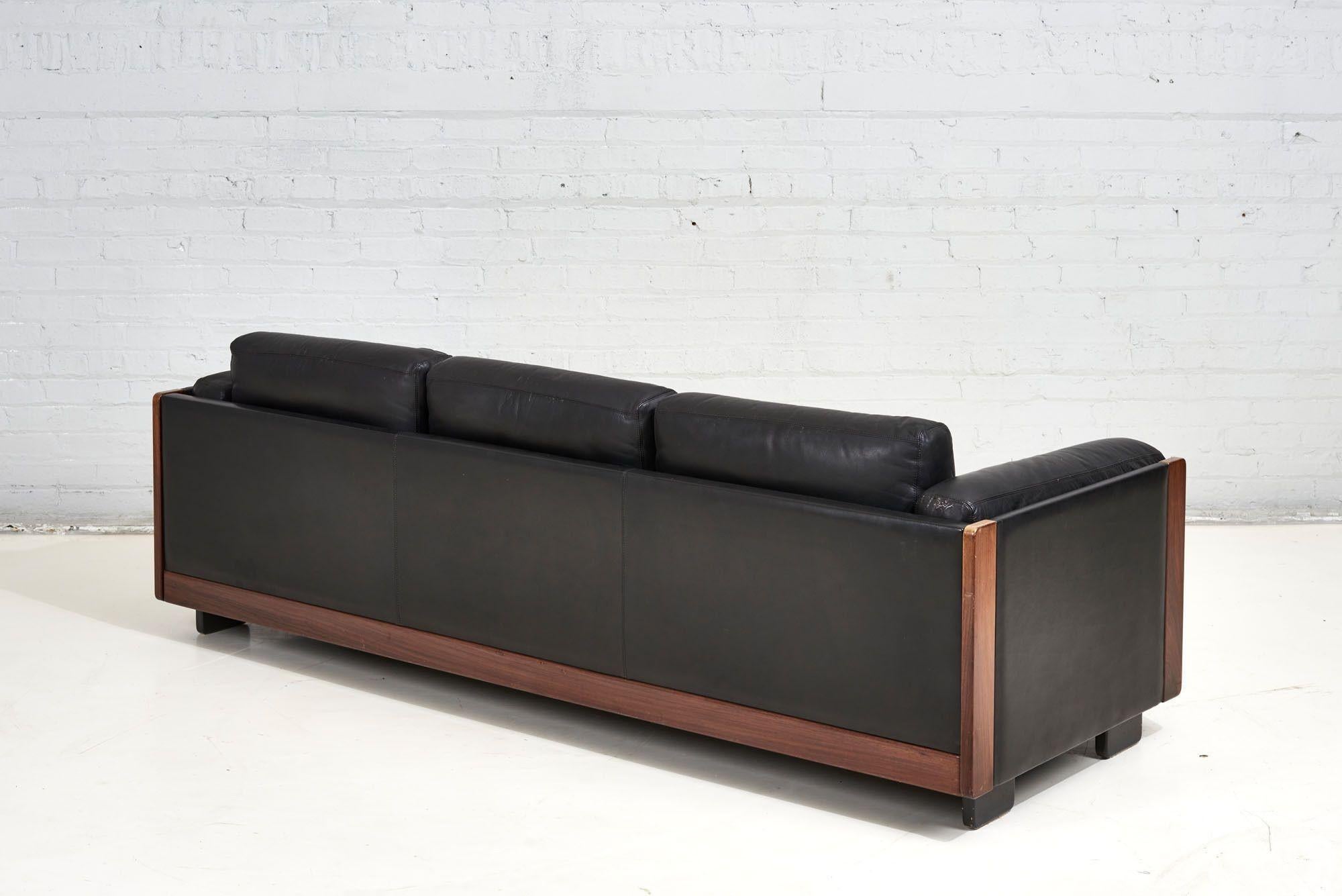 Black Leathe/Rosewood “920 Sofa”, Afra & Tobia Scarpa for Cassina, Italy 1960 In Good Condition For Sale In Chicago, IL