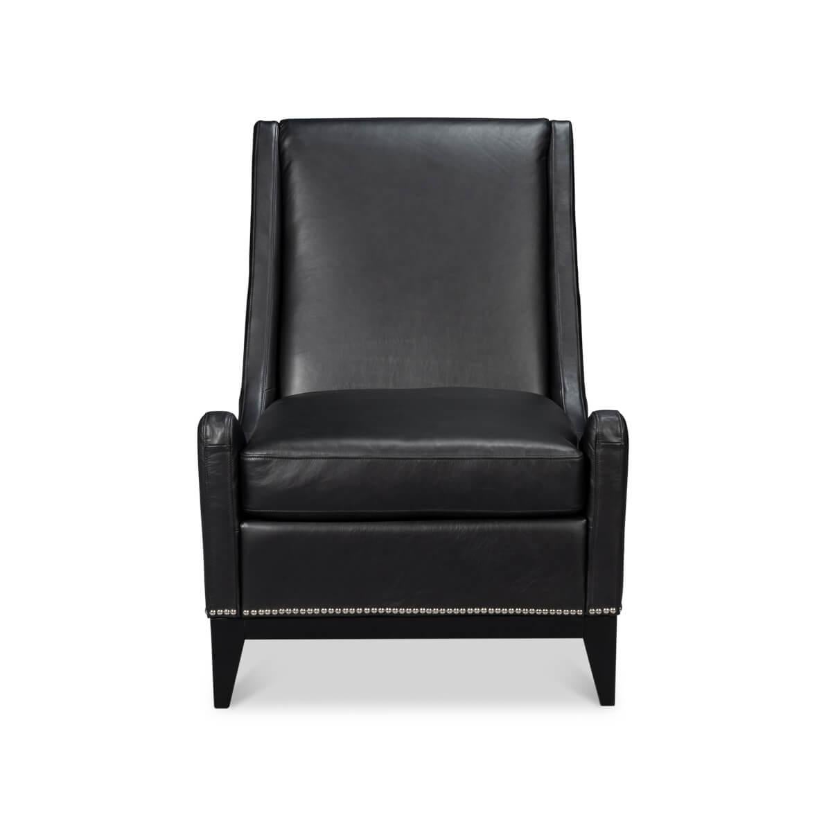 Dieser mit viel Liebe zum Detail gefertigte Sessel ist aus geschmeidigem, hochwertigem Leder gefertigt und lädt zum Sitzen und Entspannen ein. Das dunkle Leder in Onyxschwarz wird durch die klassische Nagelkopfverzierung wunderbar ergänzt und