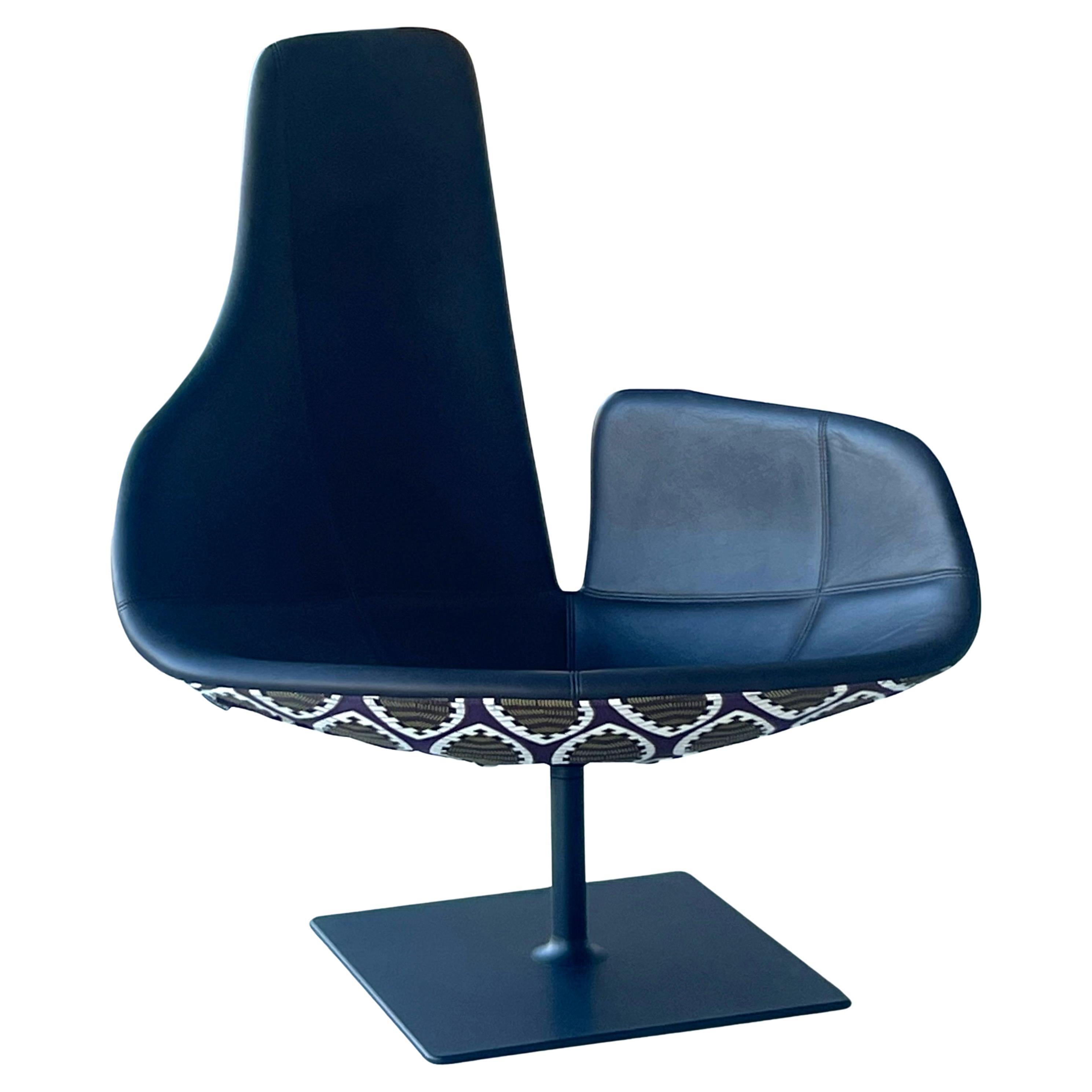 Fauteuil pivotant Fjord en cuir noir et Ankara par Patricia Urquiola