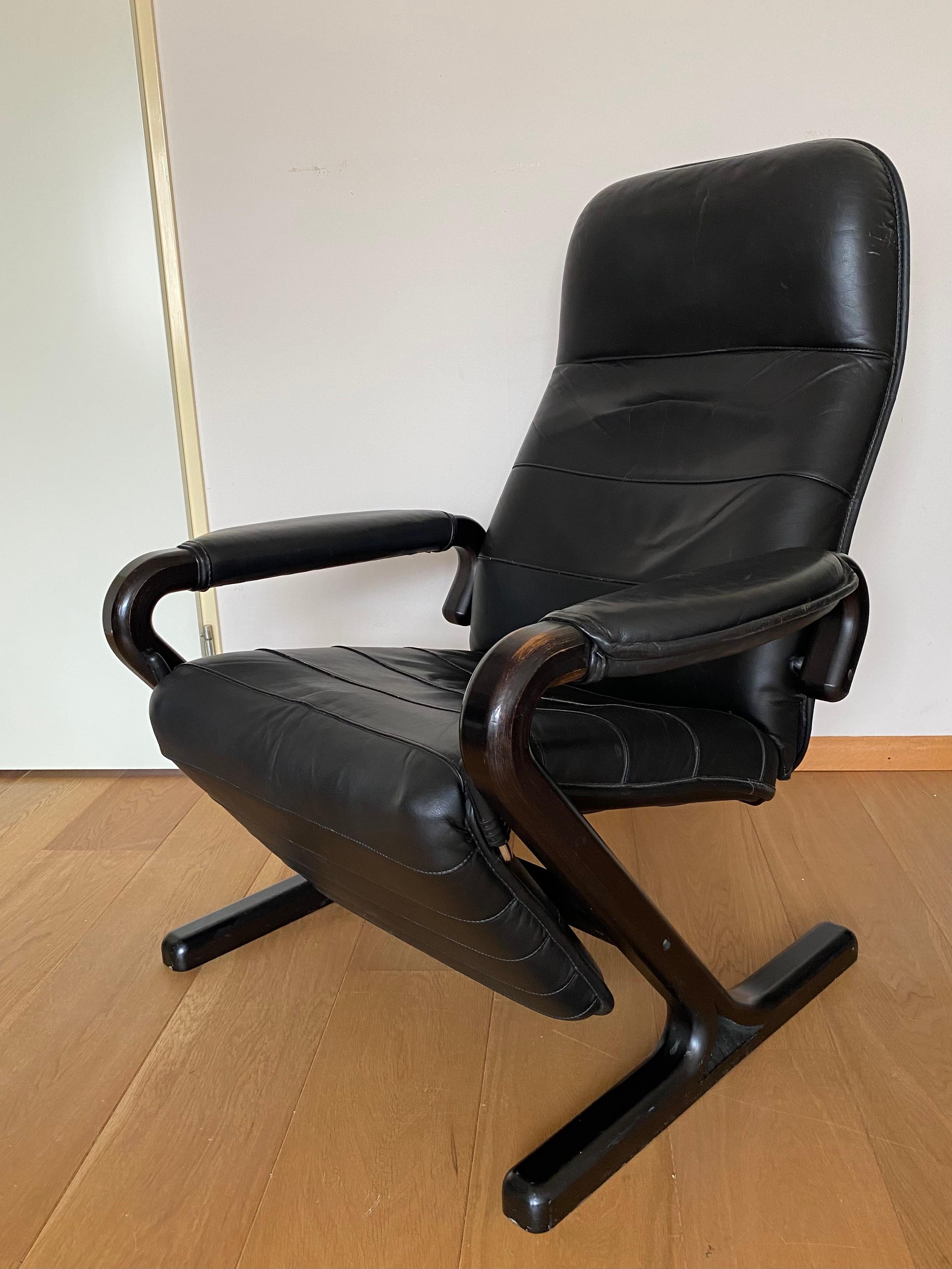Exceptional Recliner chair, upholstered in Black leather. The chair comes with a Lacquered Bentwood base. Designer and manufacturer remain unknown however the piece resembles designs of Ammanati and Vitelli for Moroso and De sede. In good condition