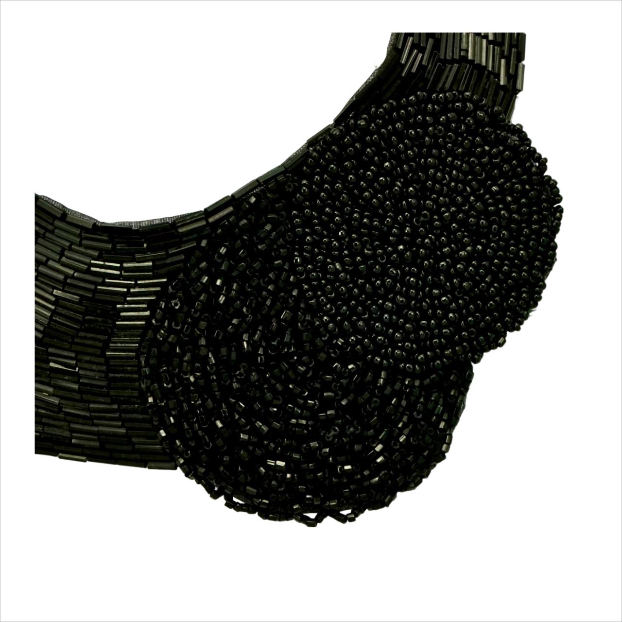 Halskette aus schwarzem Leder und schwarzem Perlenkragen mit Blumendetails für Damen oder Herren im Angebot