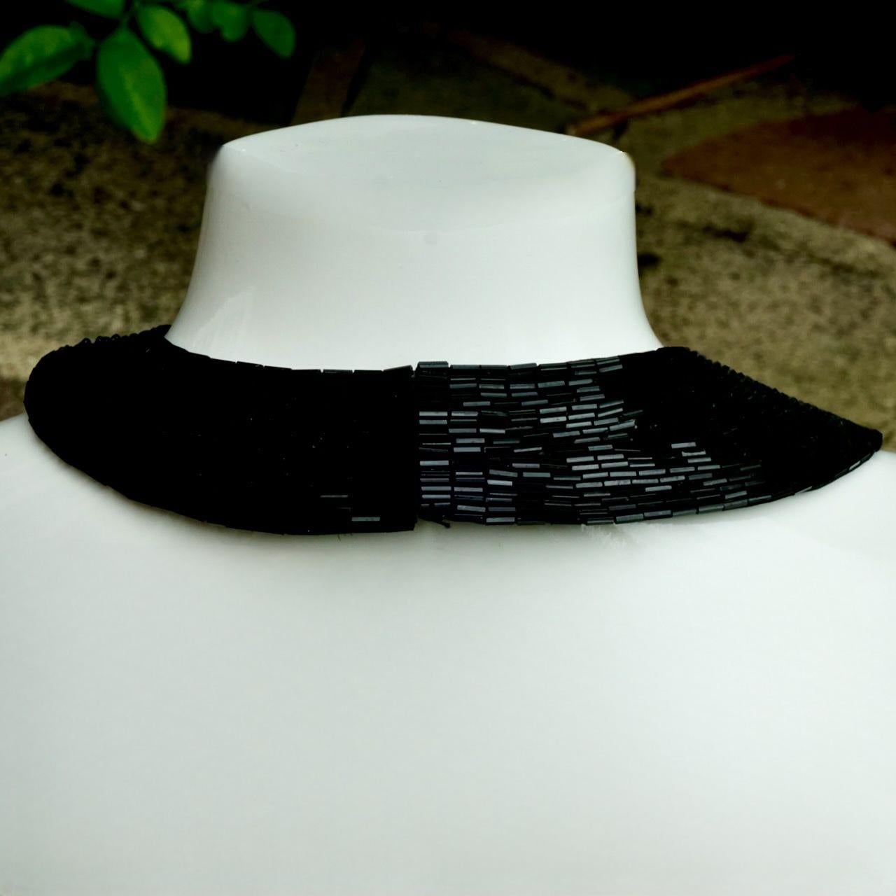 Halskette aus schwarzem Leder und schwarzem Perlenkragen mit Blumendetails im Angebot 5