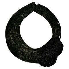 Collana con colletto in pelle nera e perline nere con dettaglio floreale