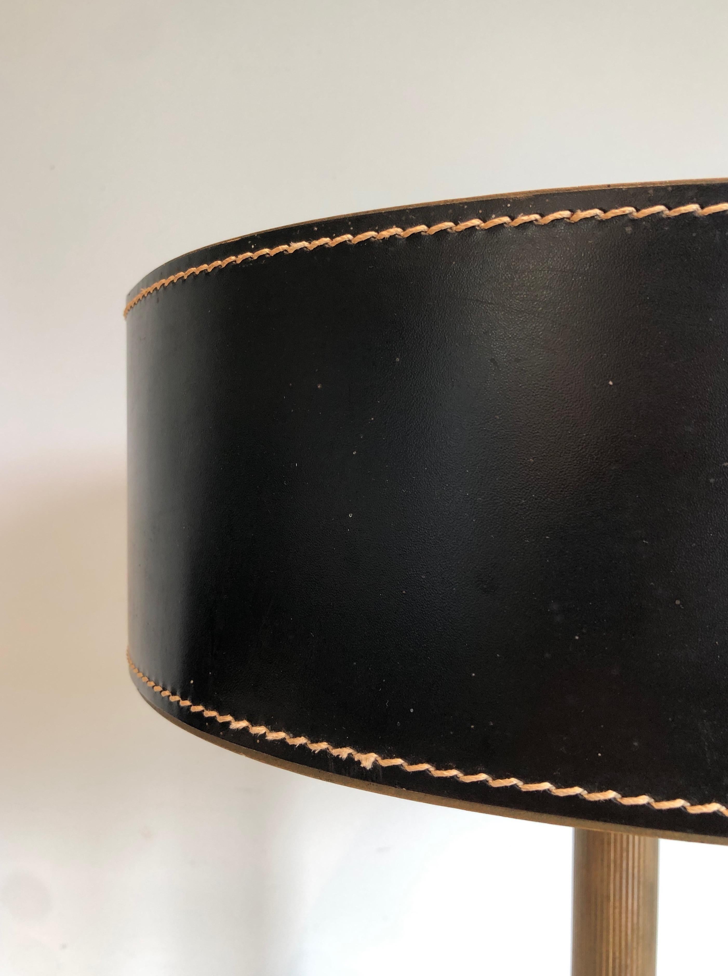 Lampe de bureau en cuir noir et laiton dans le style de Jacques Adnet en vente 4