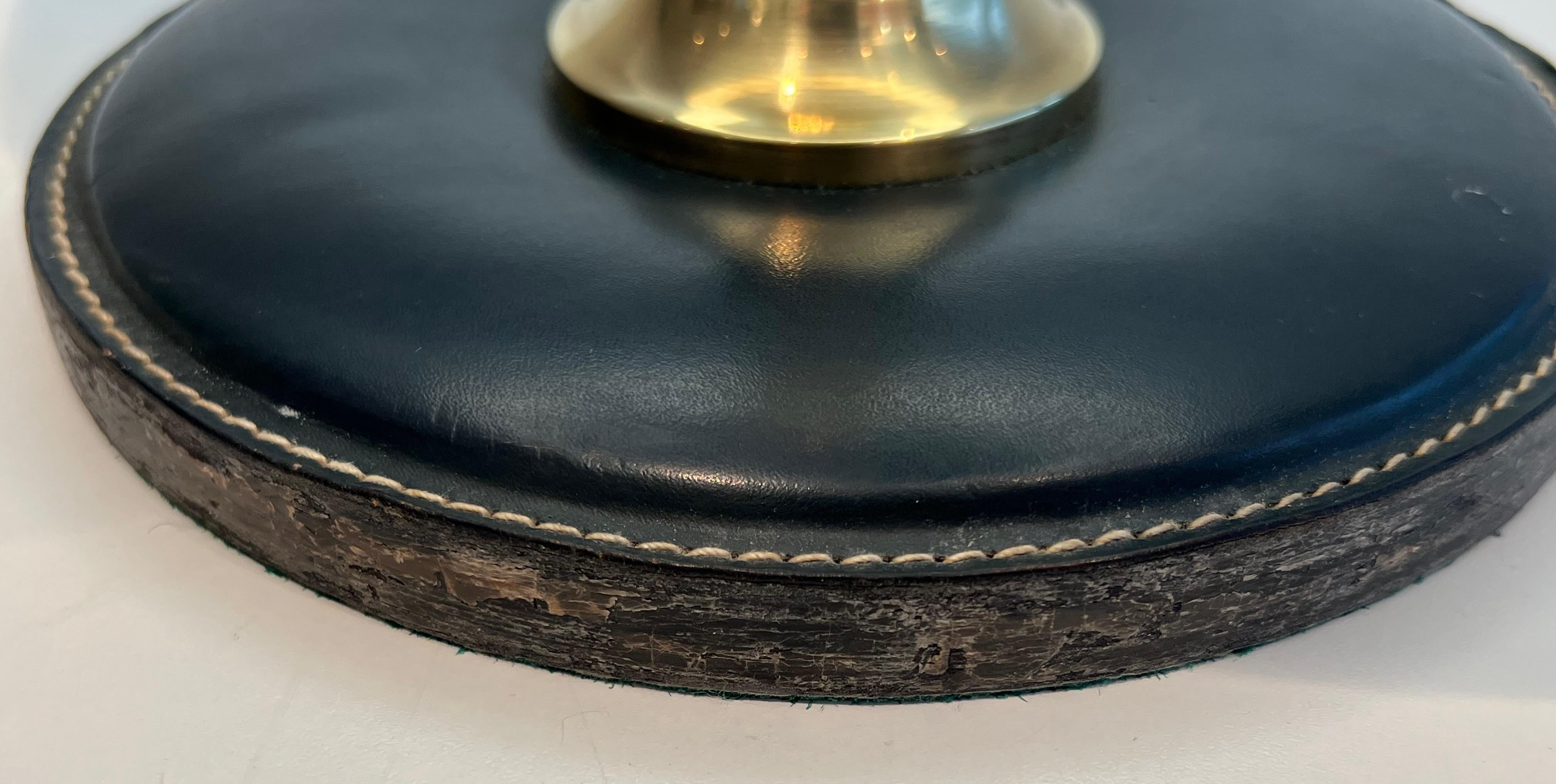 Lampe de bureau en cuir noir et laiton dans le style de Jacques Adnet en vente 4