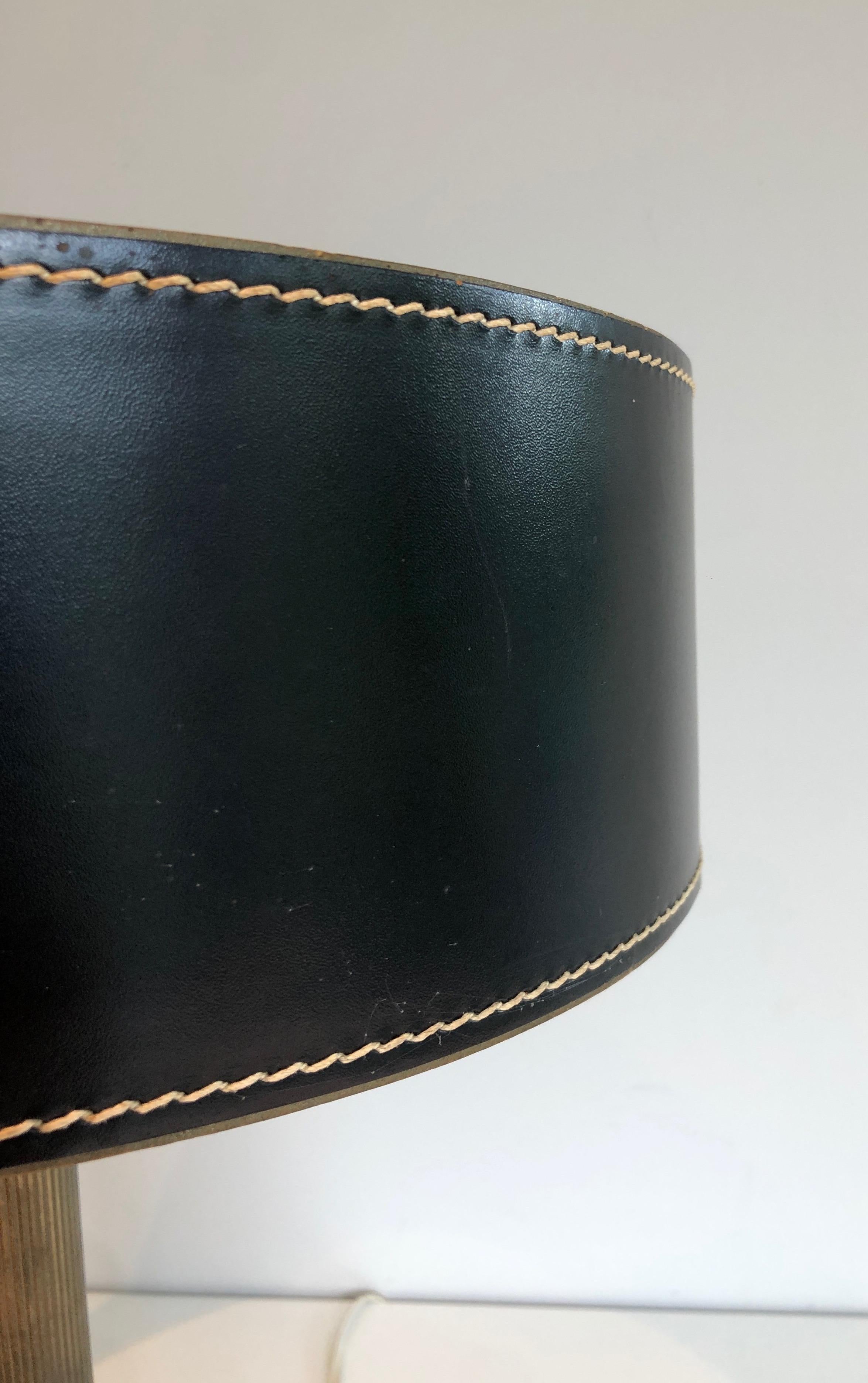 Lámpara de escritorio de cuero negro y latón al estilo de Jacques Adnet en venta 4