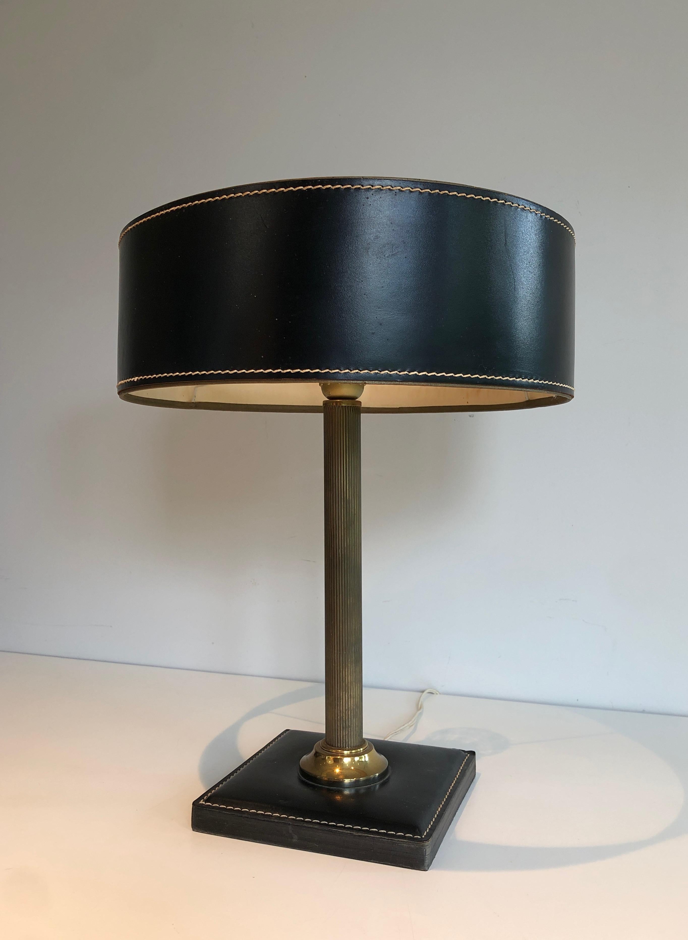 Lámpara de escritorio de cuero negro y latón al estilo de Jacques Adnet en venta 5