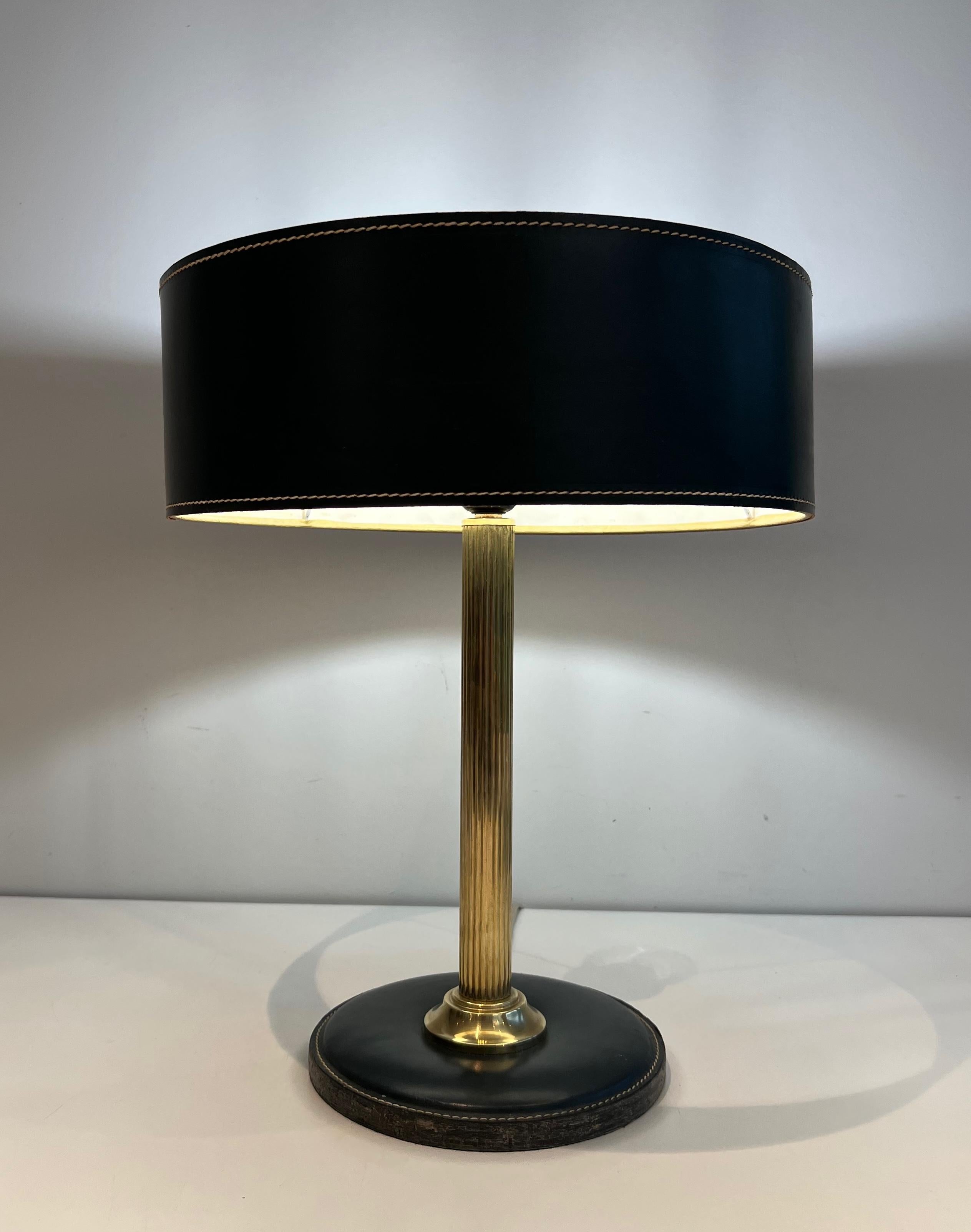 Mid-Century Modern Lampe de bureau en cuir noir et laiton dans le style de Jacques Adnet en vente