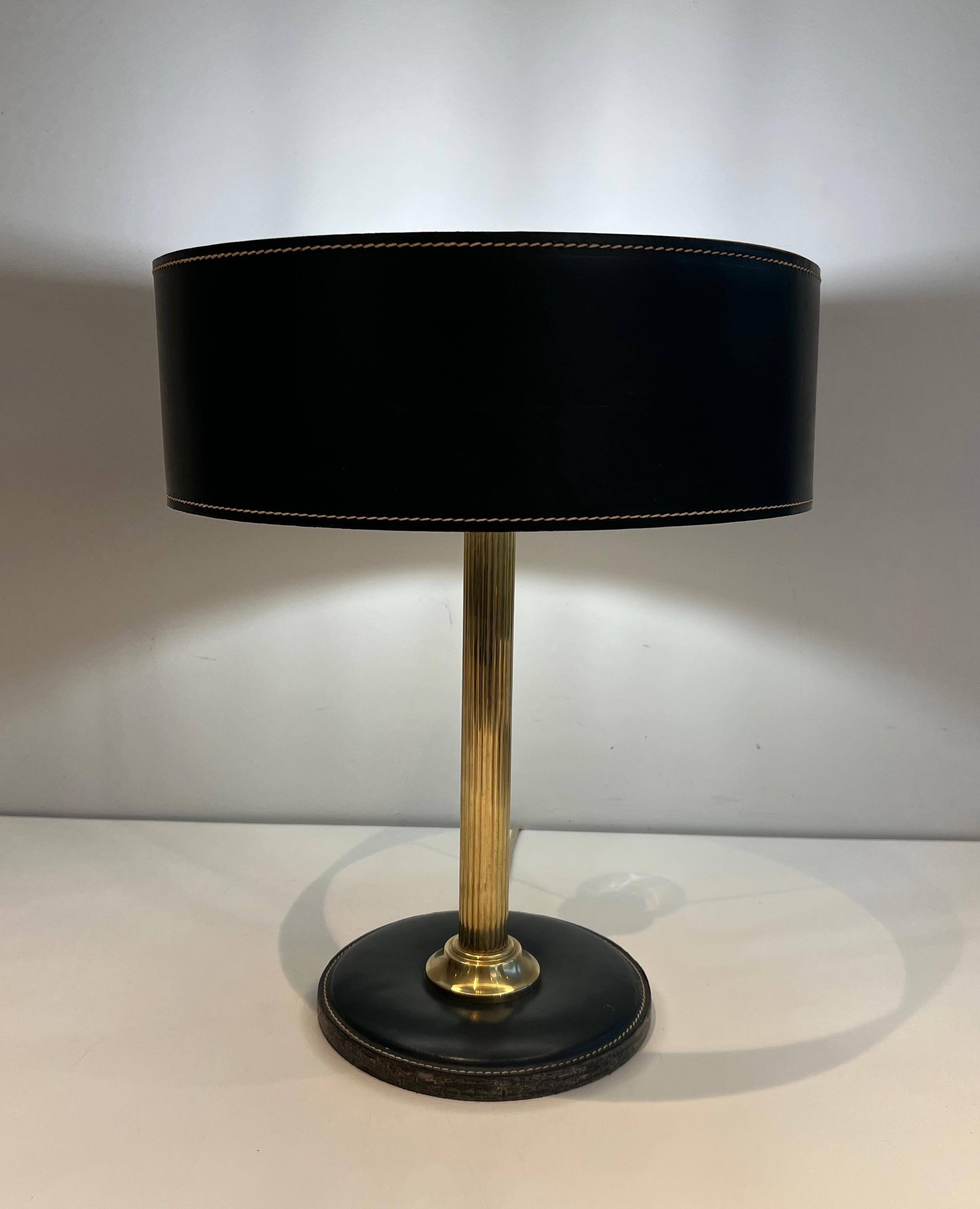 Français Lampe de bureau en cuir noir et laiton dans le style de Jacques Adnet en vente