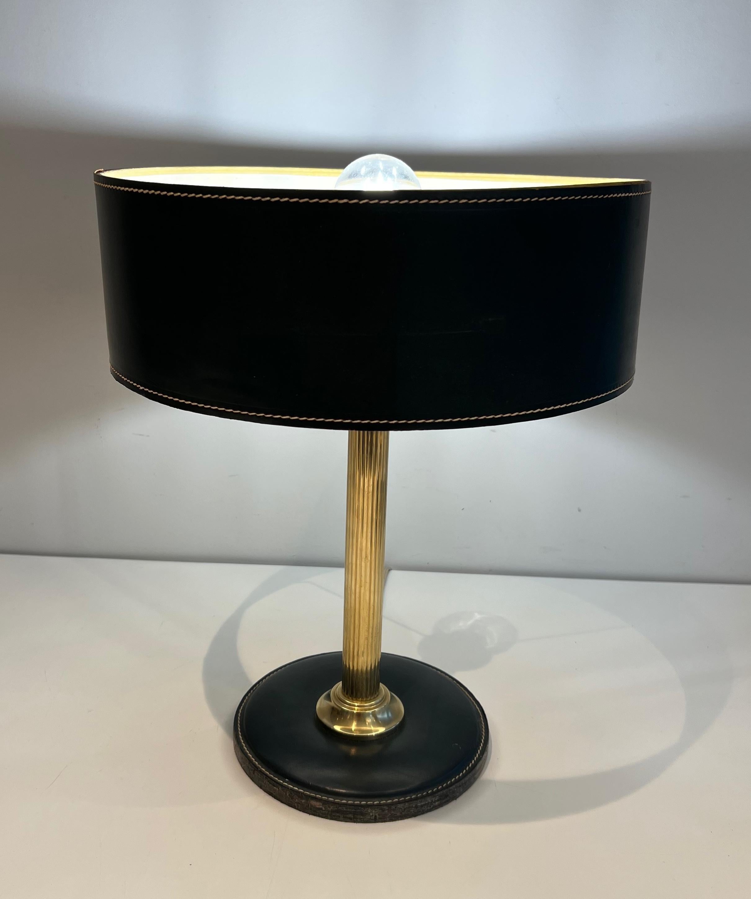 Lampe de bureau en cuir noir et laiton dans le style de Jacques Adnet Bon état - En vente à Marcq-en-Barœul, Hauts-de-France