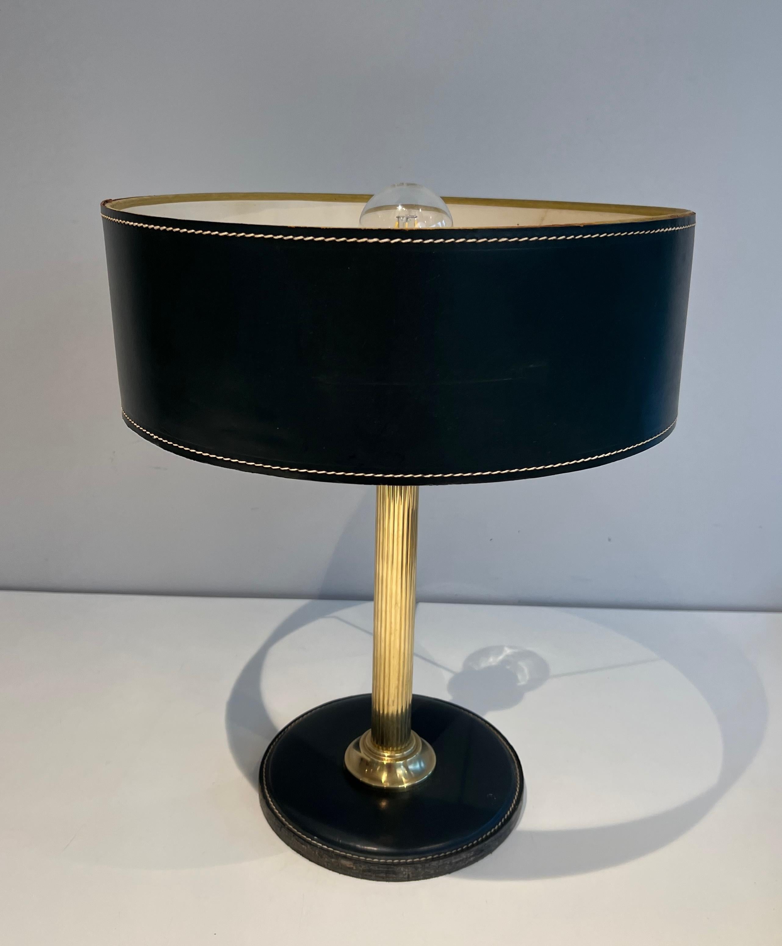 Fin du 20e siècle Lampe de bureau en cuir noir et laiton dans le style de Jacques Adnet en vente