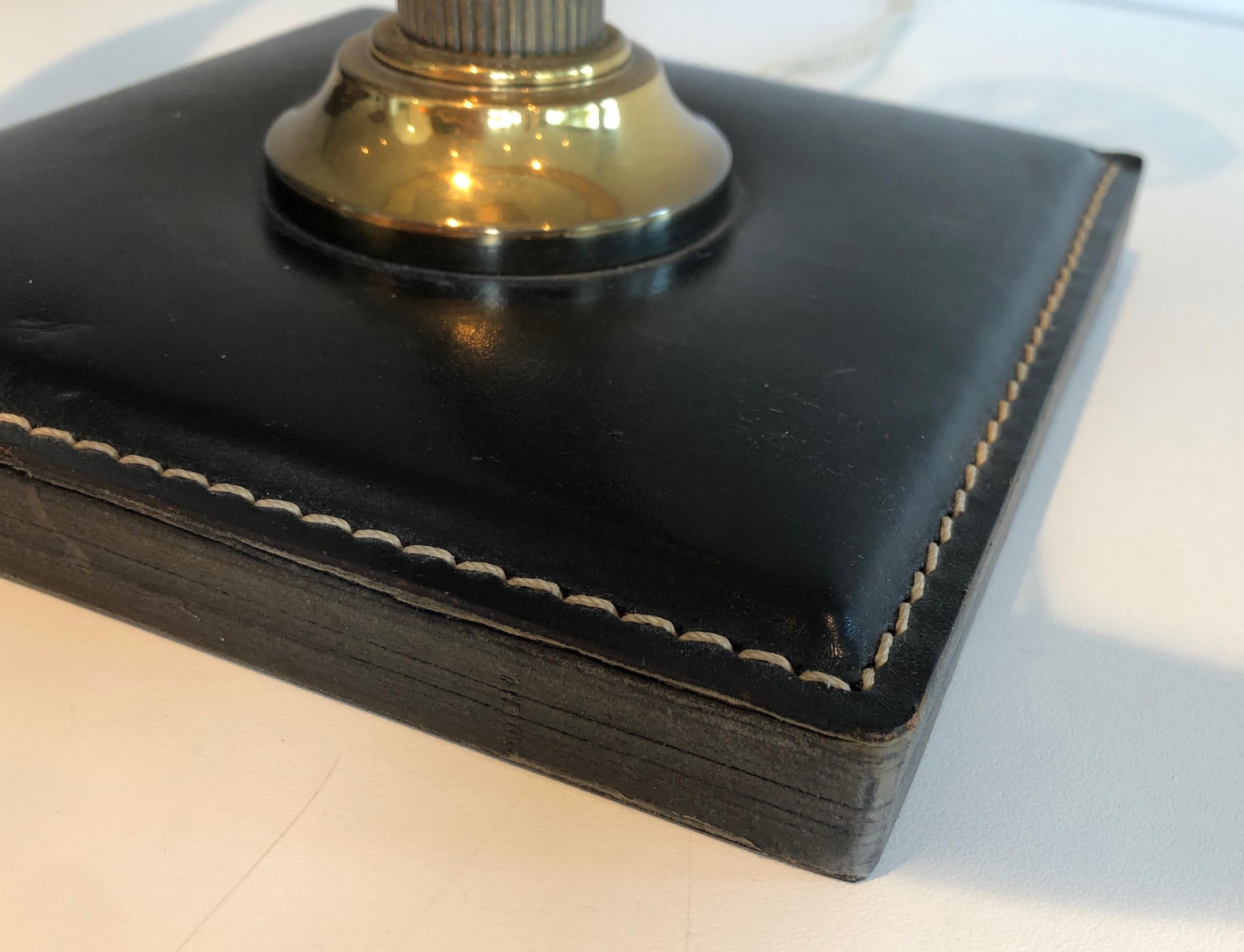 Lámpara de escritorio de cuero negro y latón al estilo de Jacques Adnet finales del siglo XX en venta