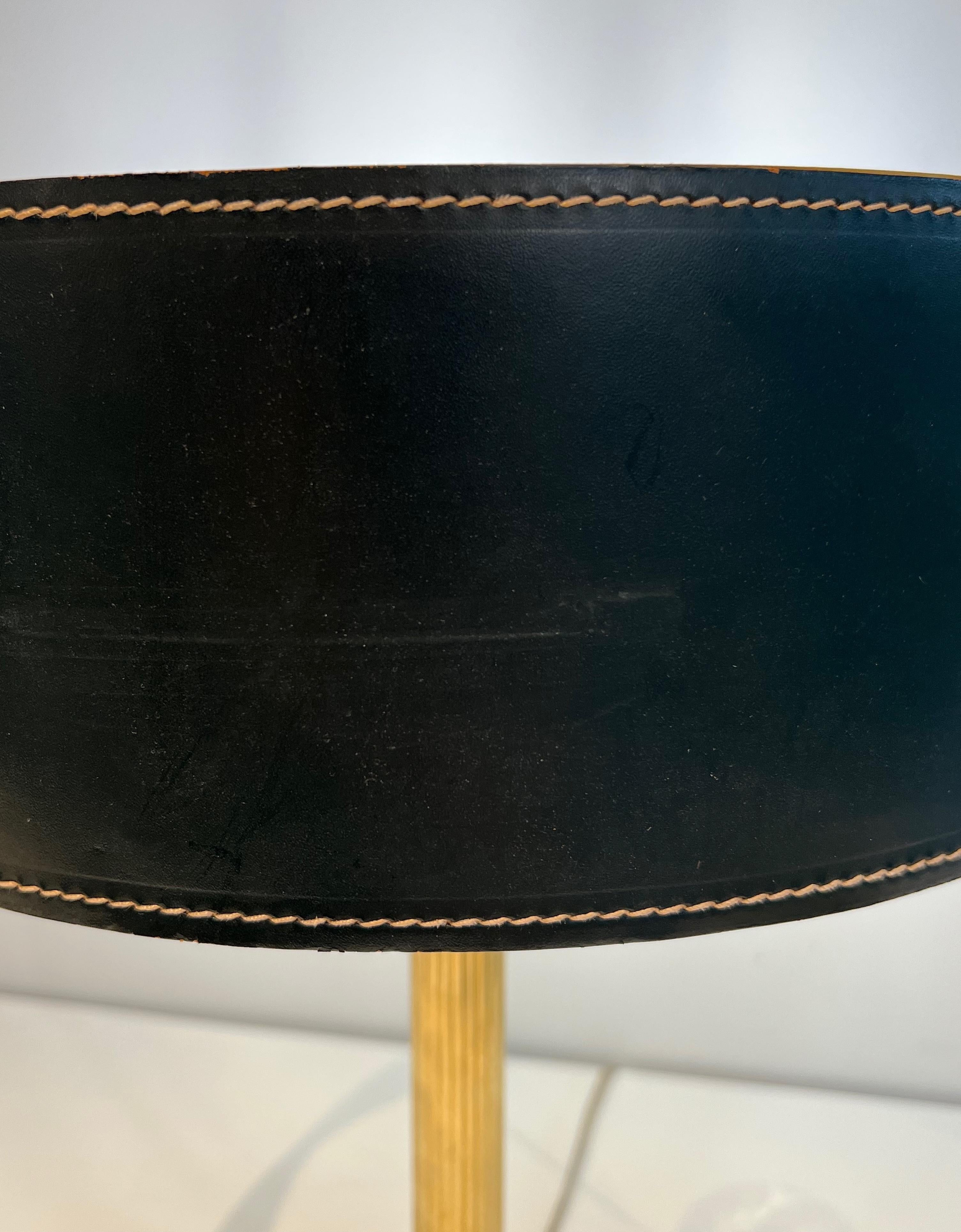 Laiton Lampe de bureau en cuir noir et laiton dans le style de Jacques Adnet en vente