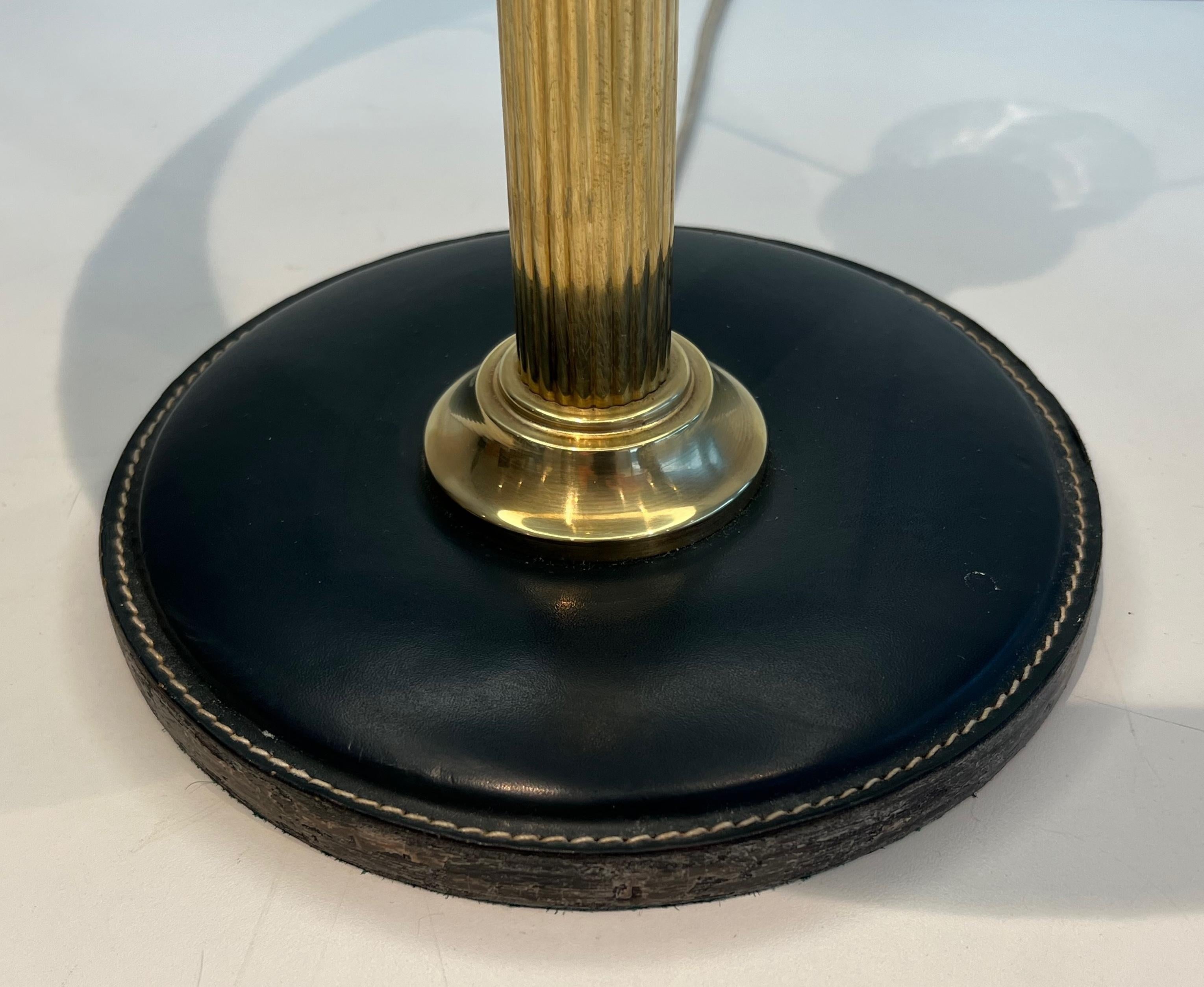 Lampe de bureau en cuir noir et laiton dans le style de Jacques Adnet en vente 1