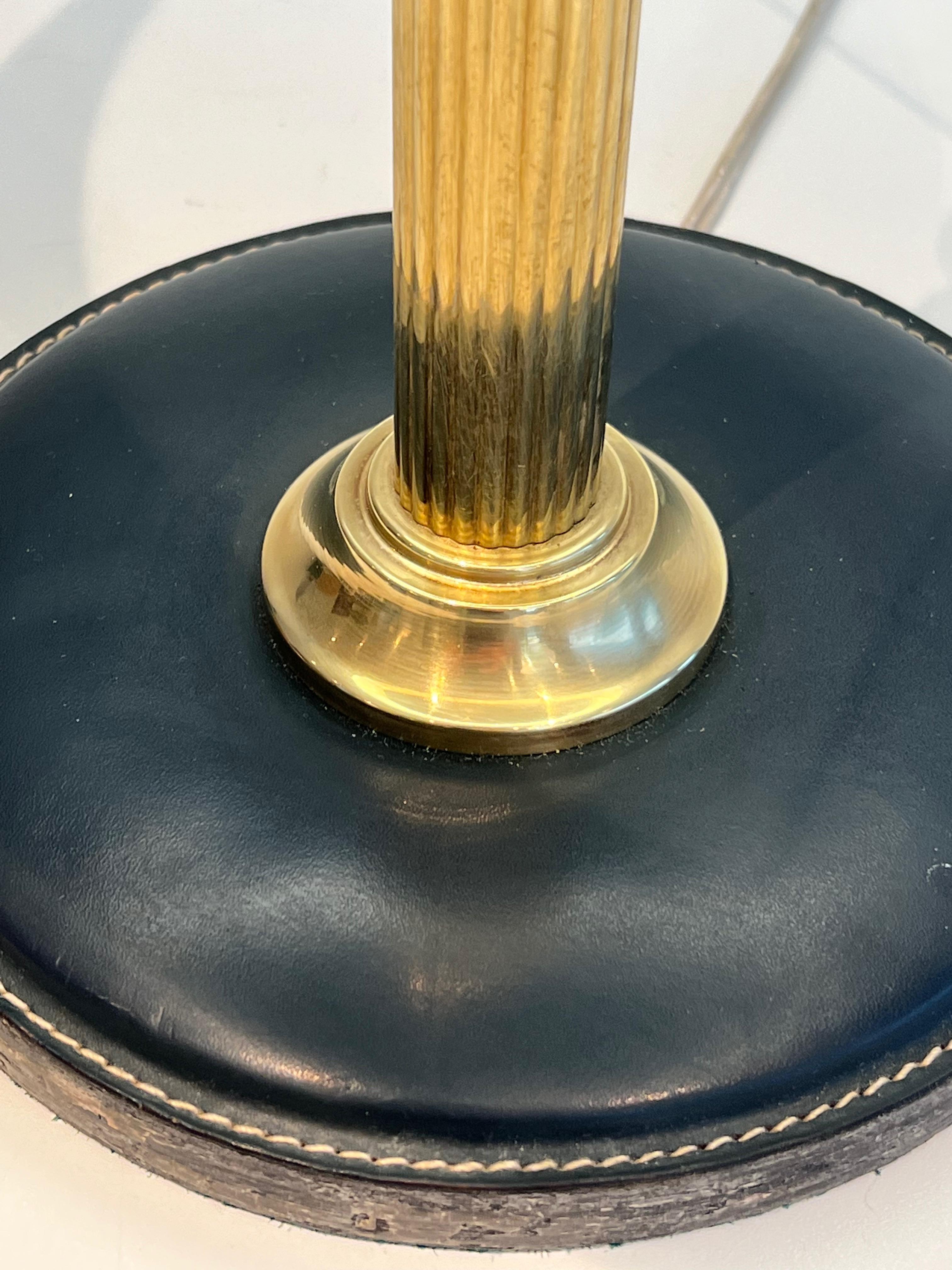 Lampe de bureau en cuir noir et laiton dans le style de Jacques Adnet en vente 2