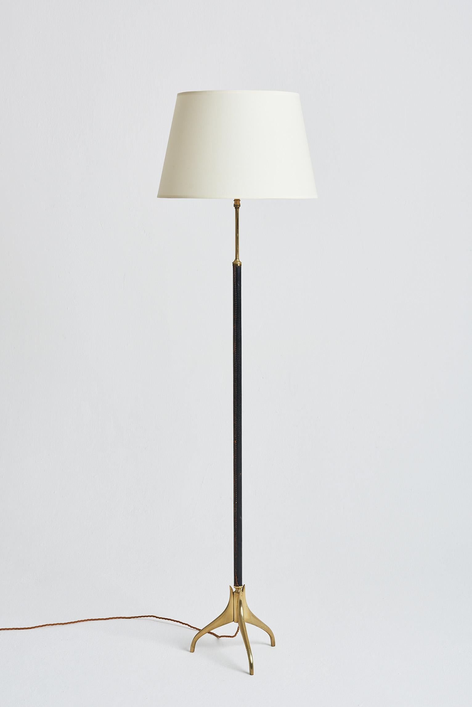 A brass and saddle stitched black leather floor lamp.
France, Circa 1950.
With the shade: 146 cm high by 41 cm diameter.
Lamp base only: 129 cm high by 30 cm diameter.