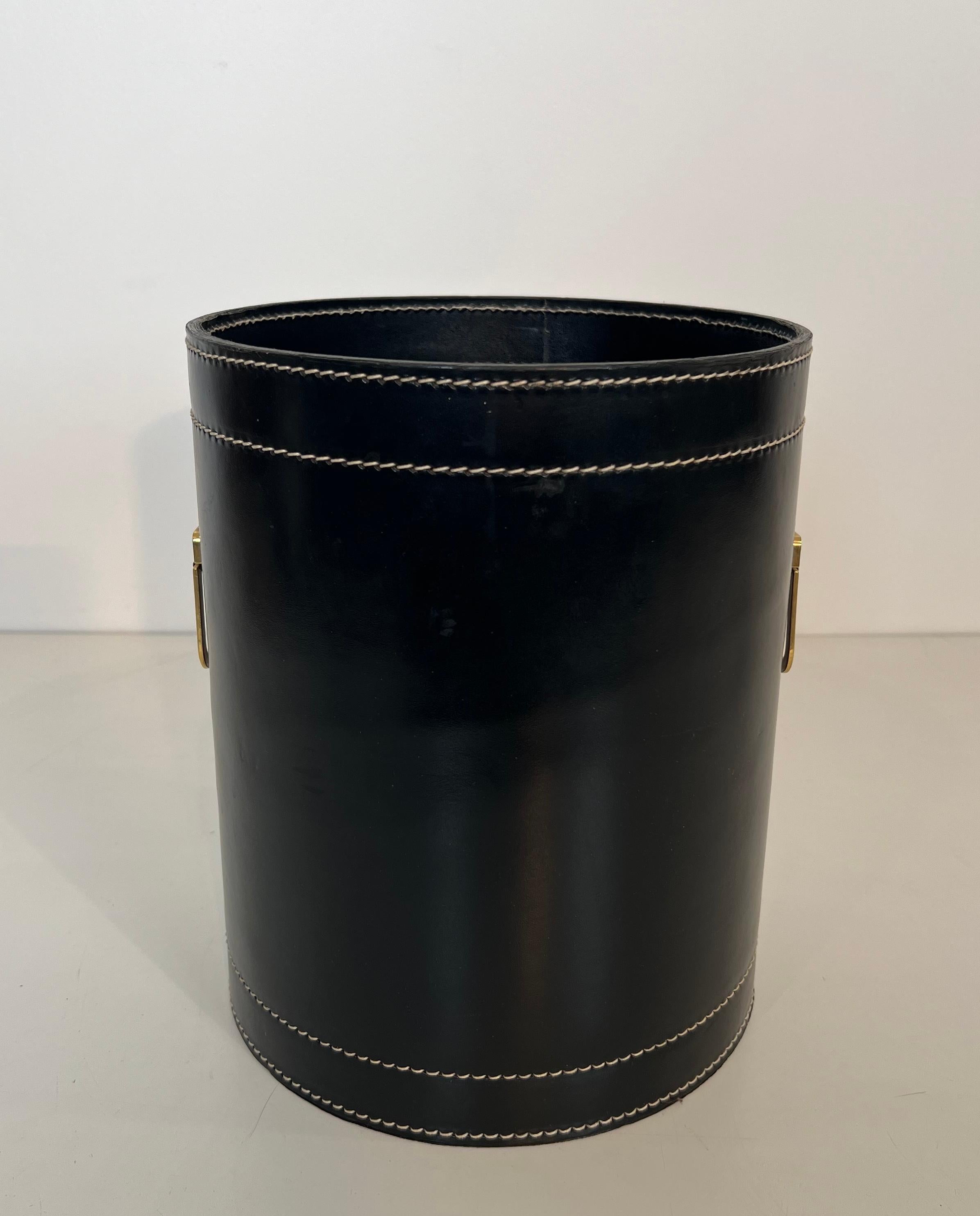 This nice and elegant waste paper basket is made of black leather and brass. This is a French work in the style of Jacques Adnet. Circa 1970